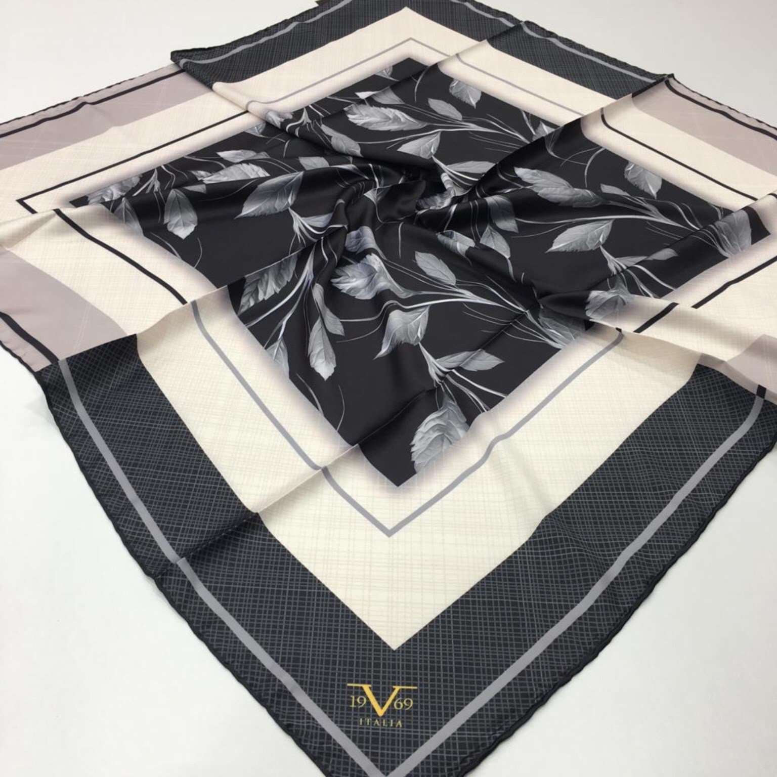 EŞARPÇiçekli Desen Black Seri Rayon Eşarp Askısı ile Birlikte 90x90 cm
