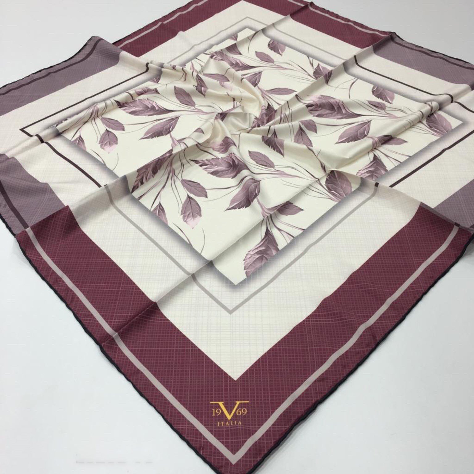 EŞARPÇiçekli Desen Black Seri Rayon Eşarp Askısı ile Birlikte 90x90 cm