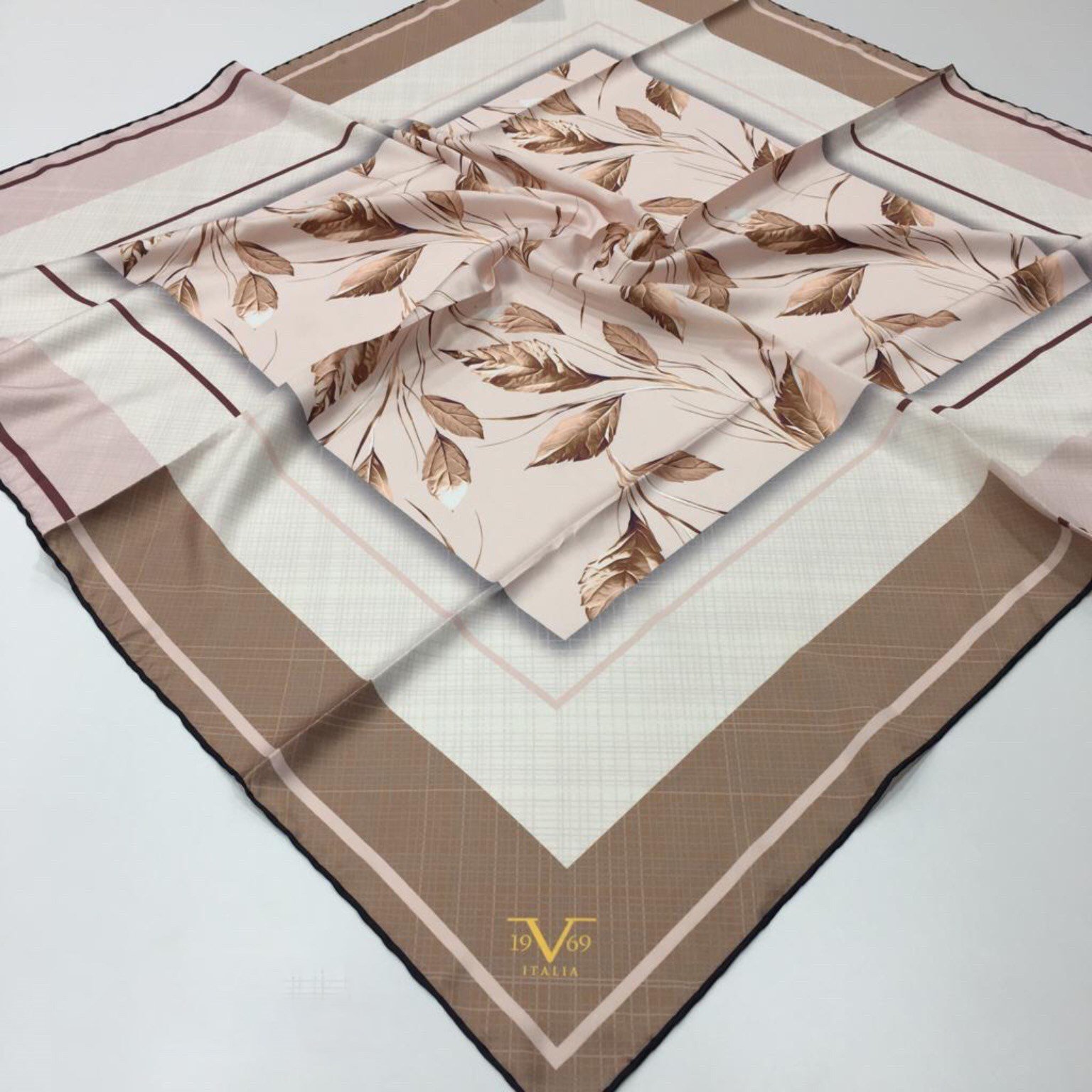EŞARPÇiçekli Desen Black Seri Rayon Eşarp Askısı ile Birlikte 90x90 cm