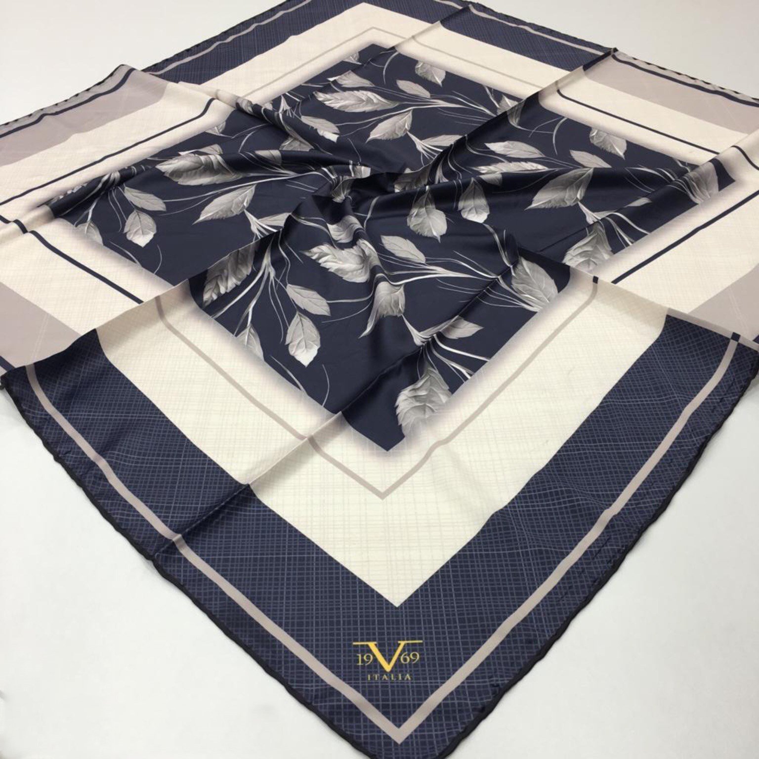 EŞARPÇiçekli Desen Black Seri Rayon Eşarp Askısı ile Birlikte 90x90 cm