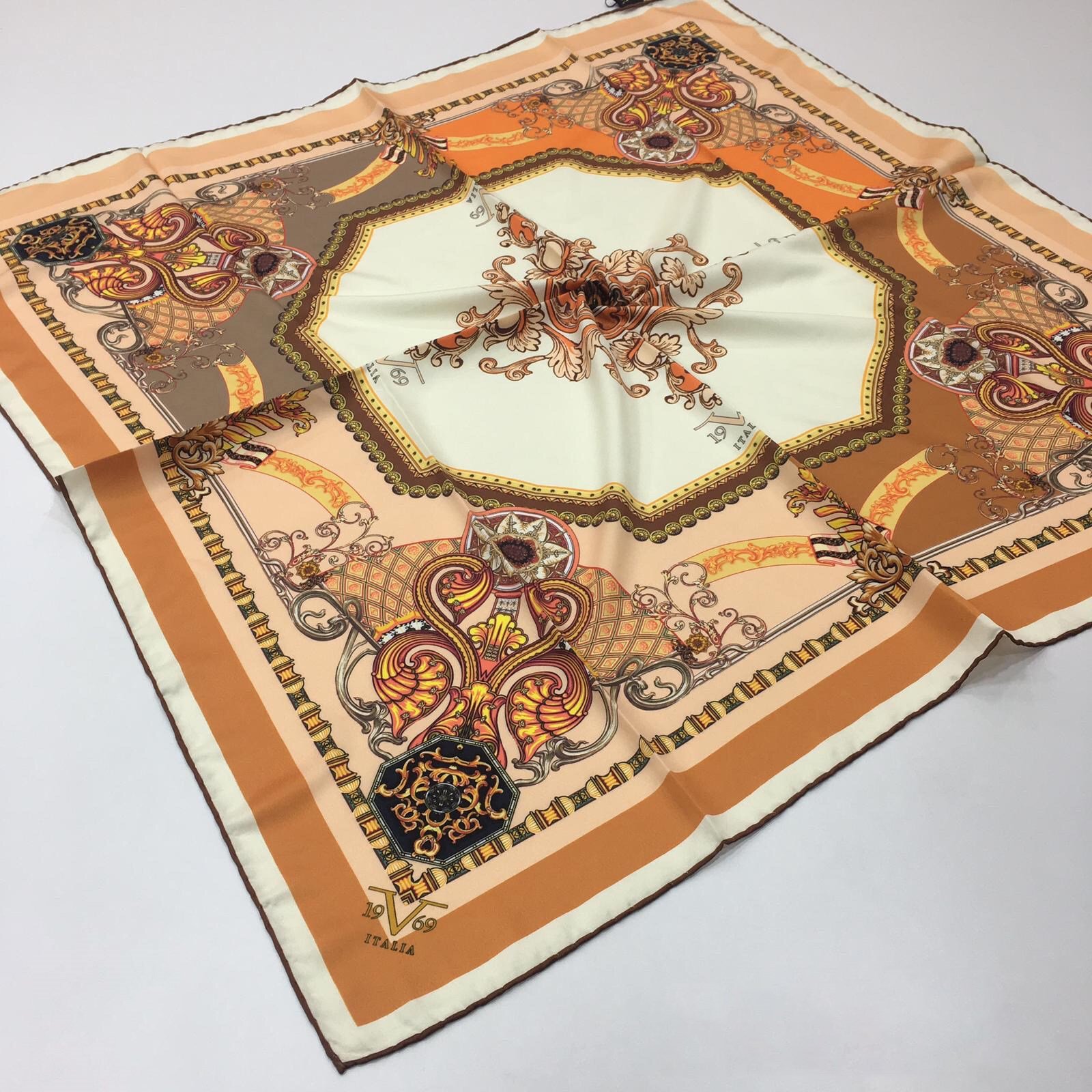 BLACK SERİ EŞARPÇiçekli Desen Black Seri Twill Eşarp Askısı ile Birlikte 90x90 cm