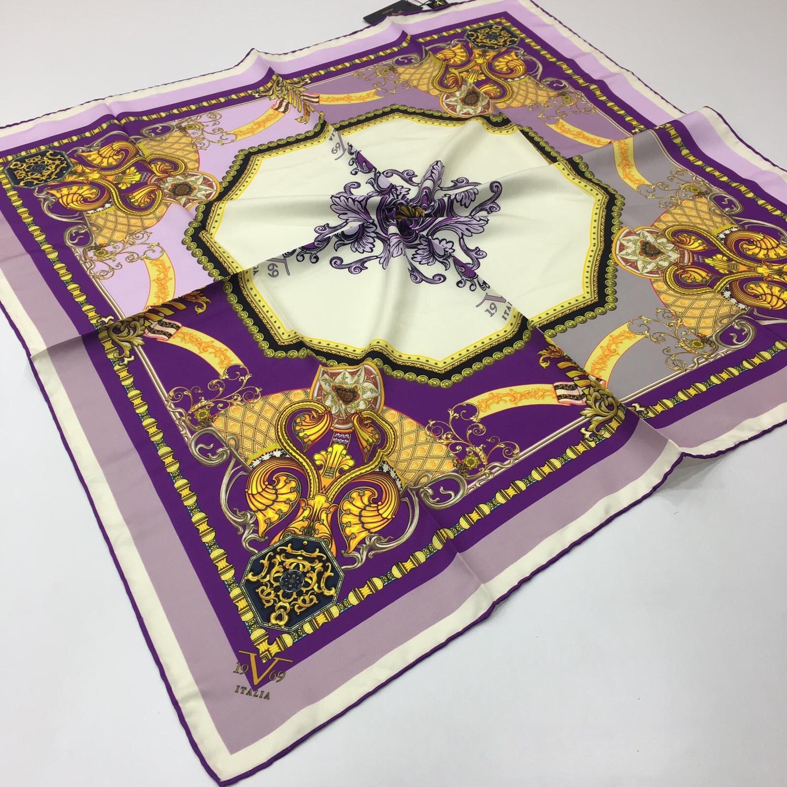 BLACK SERİ EŞARPÇiçekli Desen Black Seri Twill Eşarp Askısı ile Birlikte 90x90 cm