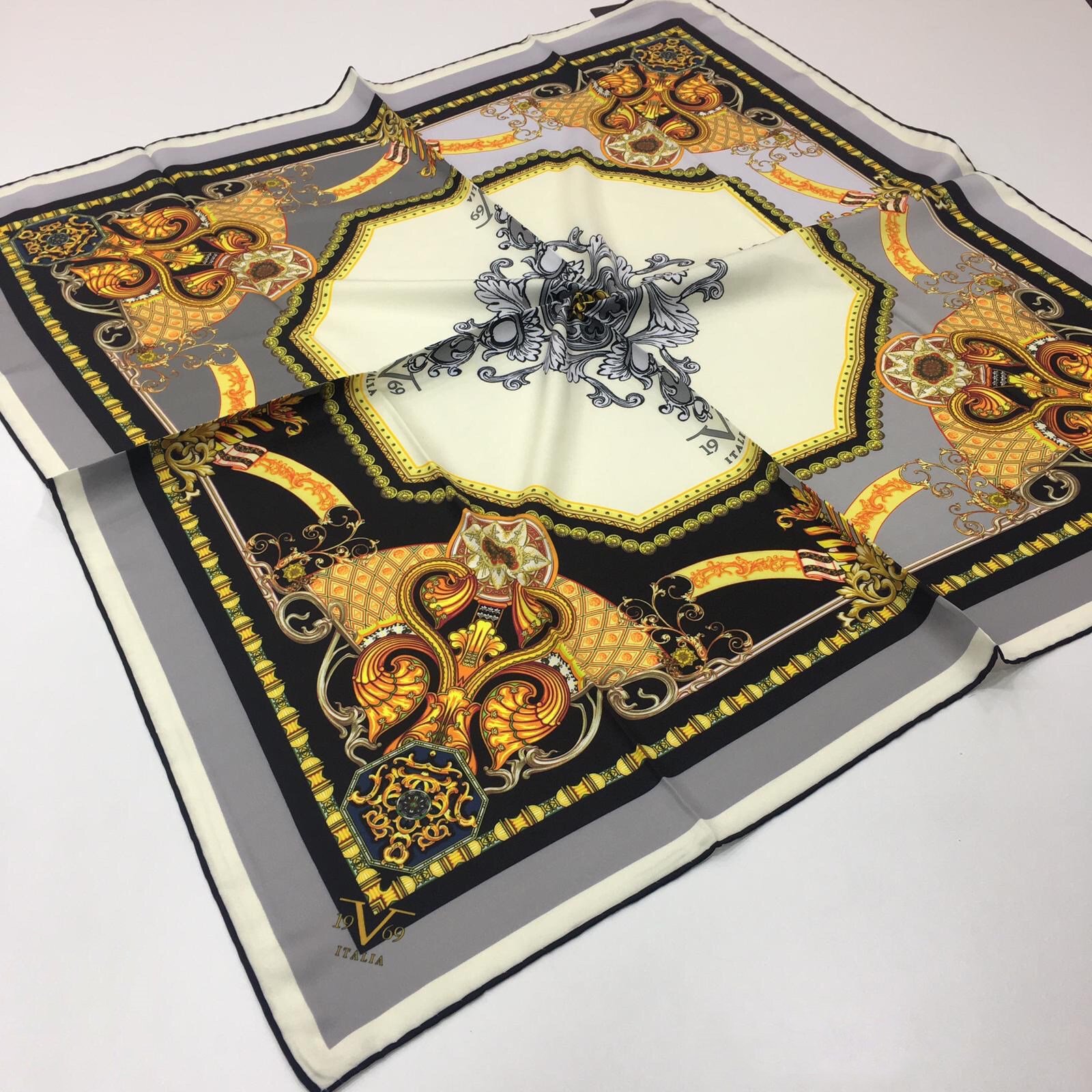 BLACK SERİ EŞARPÇiçekli Desen Black Seri Twill Eşarp Askısı ile Birlikte 90x90 cm