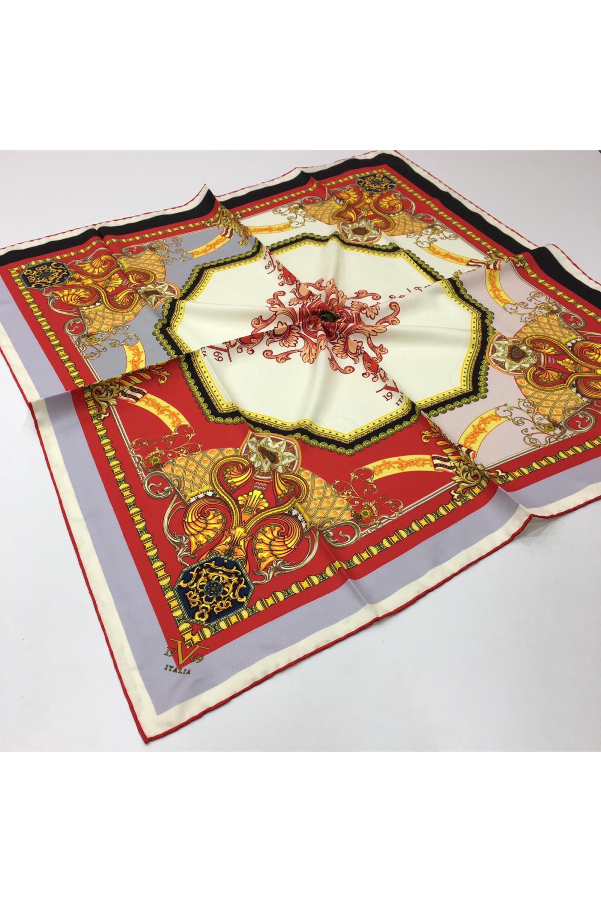 BLACK SERİ EŞARPÇiçekli Desen Black Seri Twill Eşarp Askısı ile Birlikte 90x90 cm