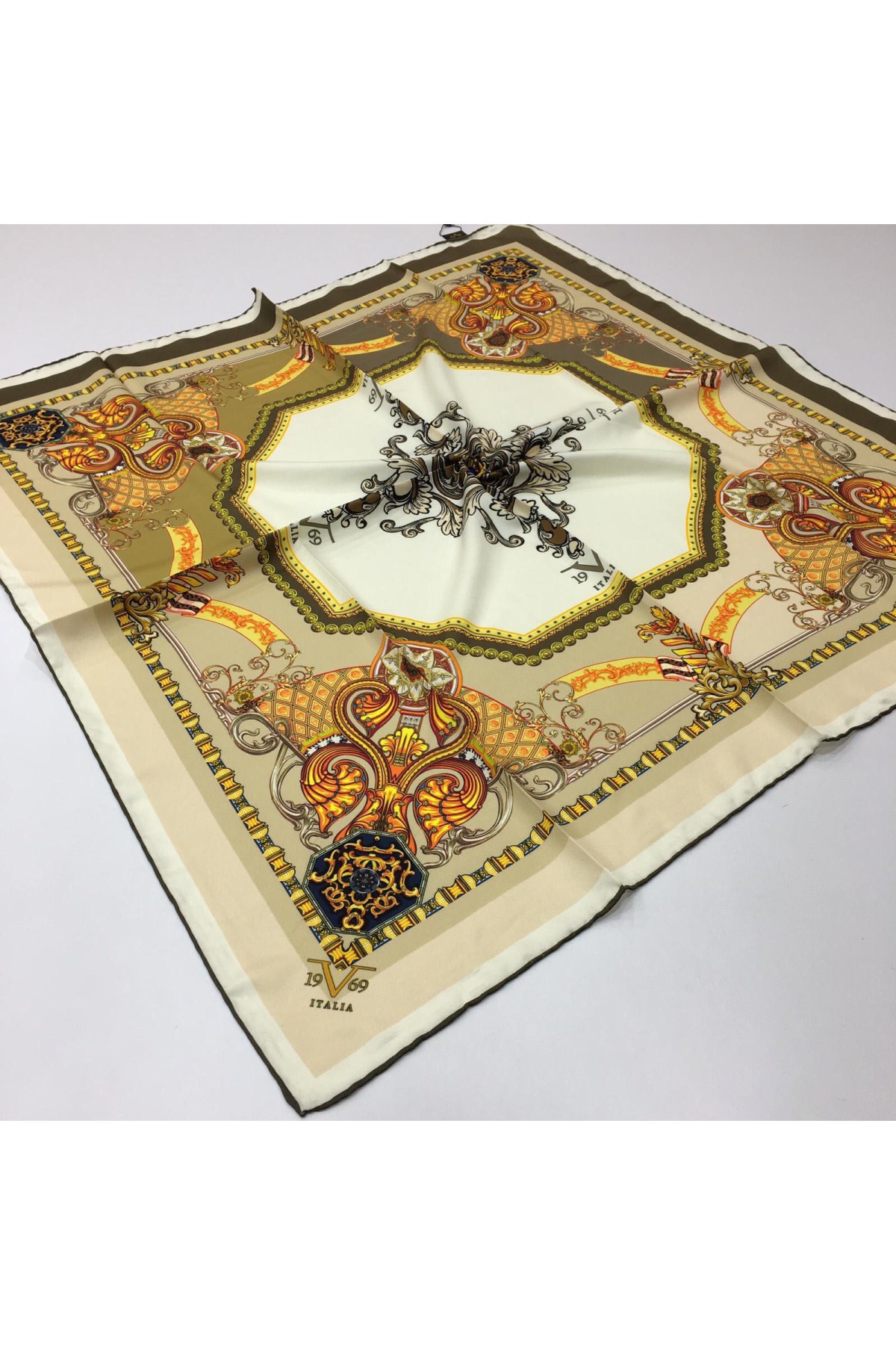 BLACK SERİ EŞARPÇiçekli Desen Black Seri Twill Eşarp Askısı ile Birlikte 90x90 cm
