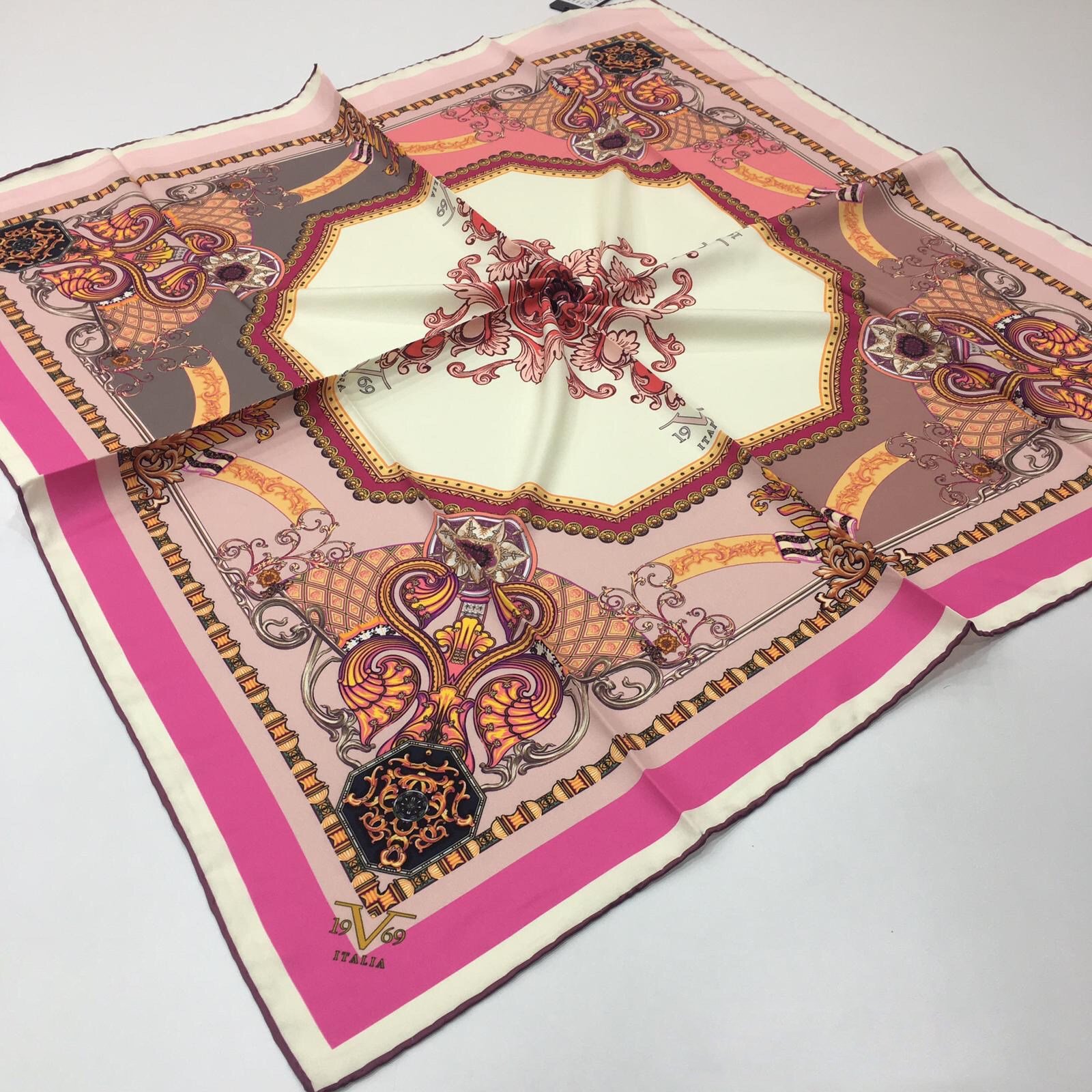 BLACK SERİ EŞARPÇiçekli Desen Black Seri Twill Eşarp Askısı ile Birlikte 90x90 cm