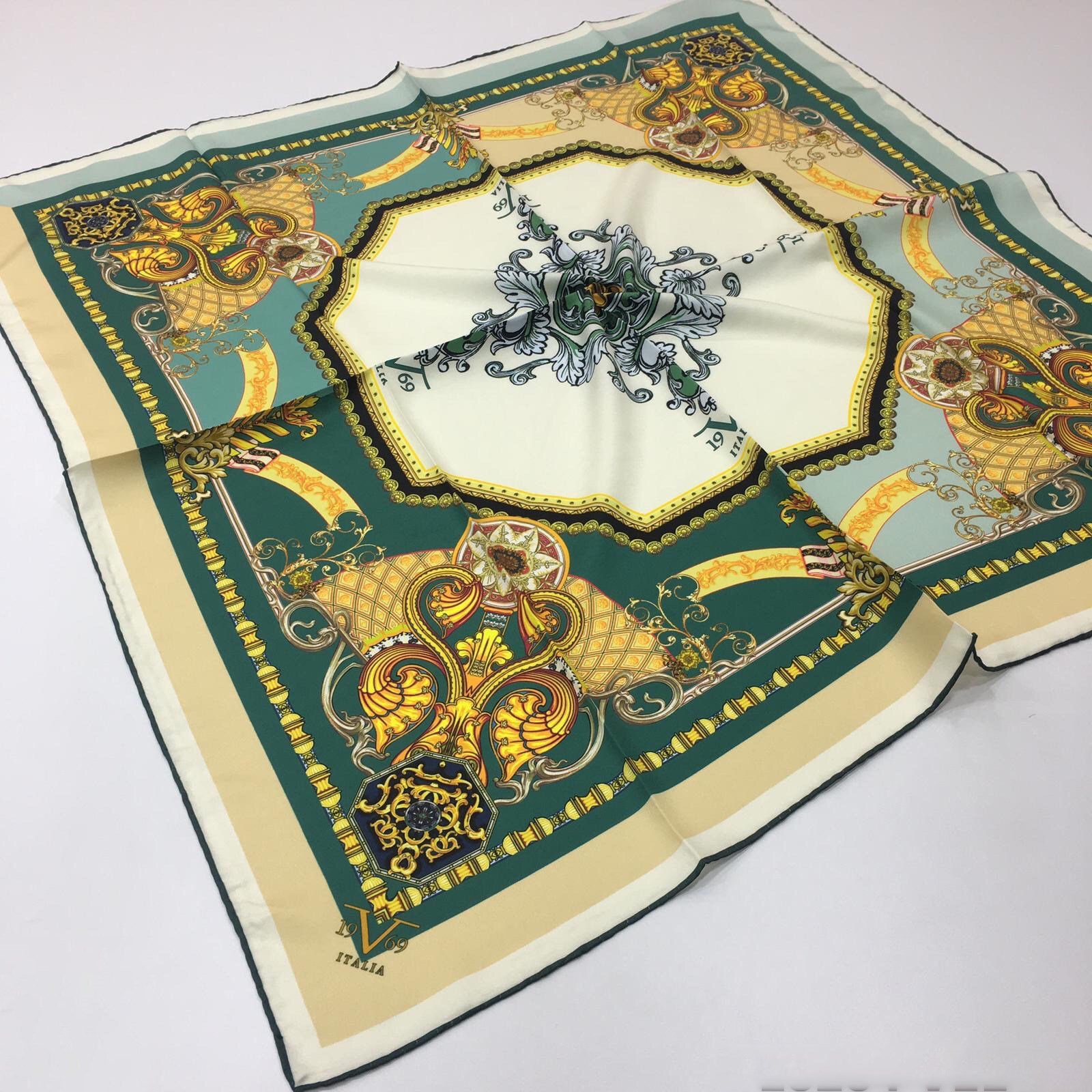 BLACK SERİ EŞARPÇiçekli Desen Black Seri Twill Eşarp Askısı ile Birlikte 90x90 cm