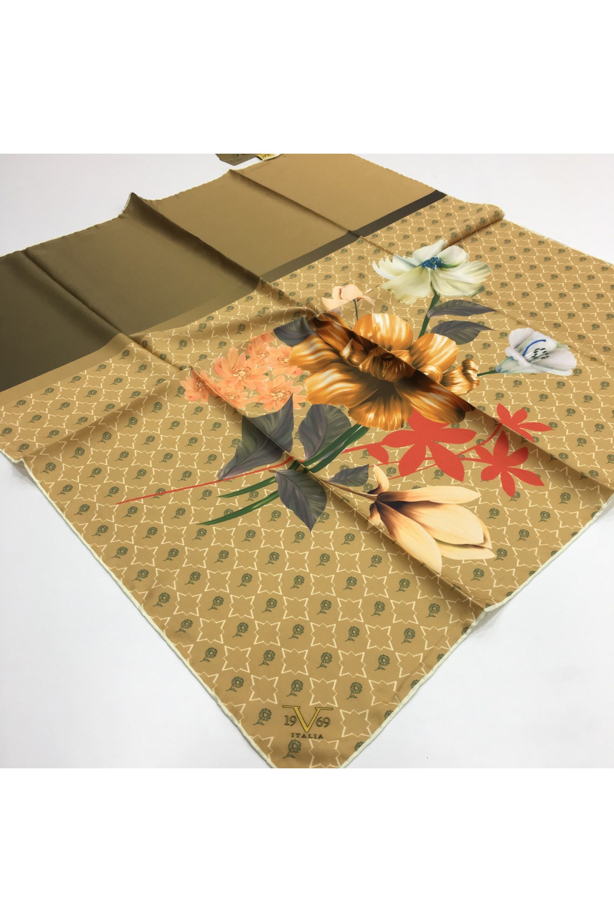 GOLD SERİ EŞARPÇiçekli Desen Gold Seri Twill Eşarp Askısı ile Birlikte 90x90 cm