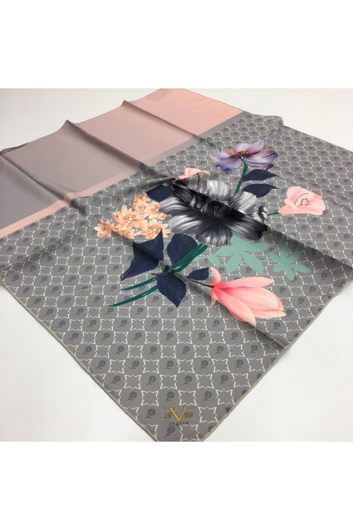 GOLD SERİ EŞARPÇiçekli Desen Gold Seri Twill Eşarp Askısı ile Birlikte 90x90 cm