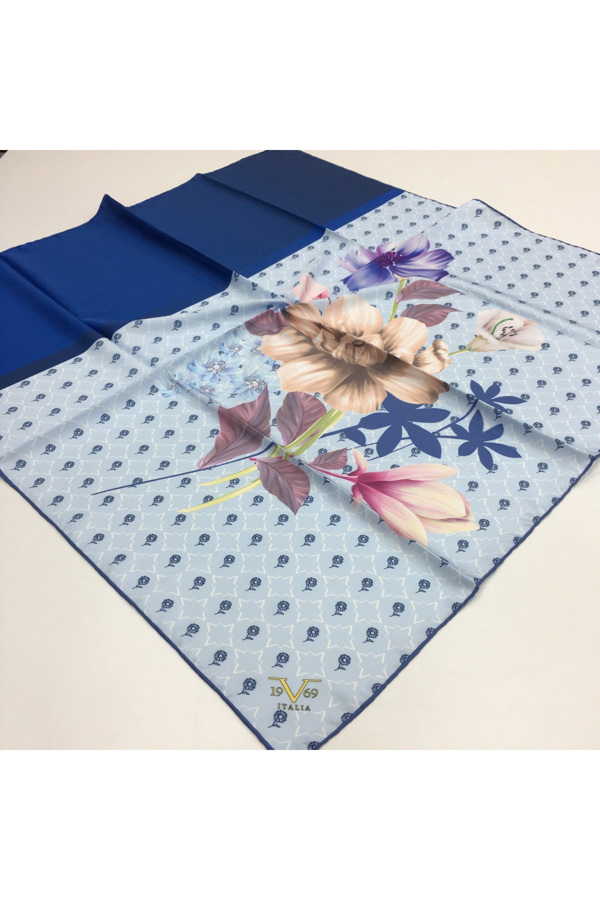 GOLD SERİ EŞARPÇiçekli Desen Gold Seri Twill Eşarp Askısı ile Birlikte 90x90 cm