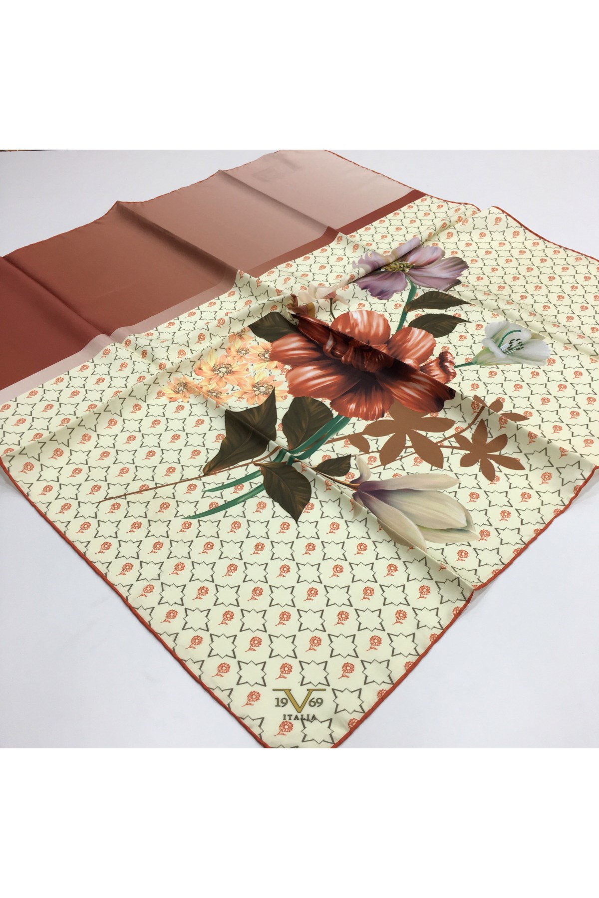GOLD SERİ EŞARPÇiçekli Desen Gold Seri Twill Eşarp Askısı ile Birlikte 90x90 cm