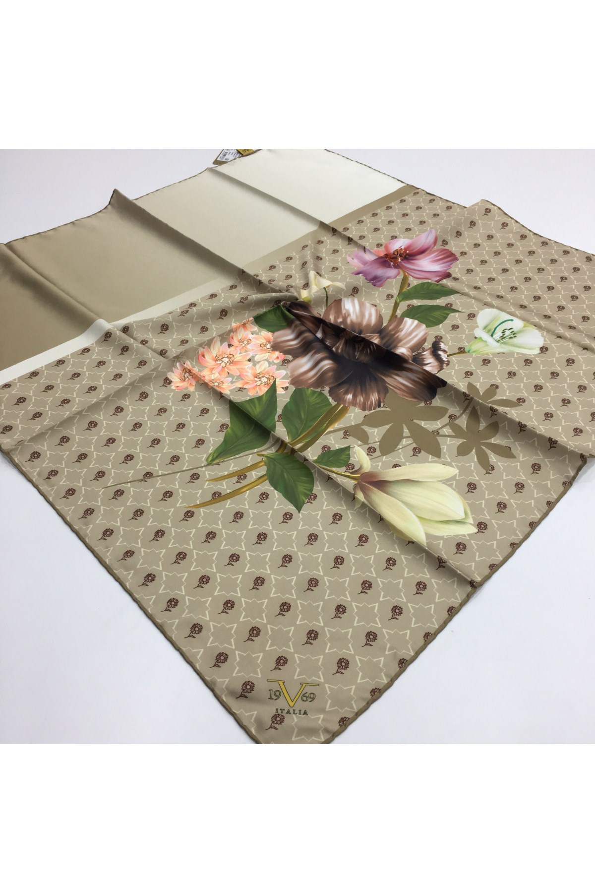GOLD SERİ EŞARPÇiçekli Desen Gold Seri Twill Eşarp Askısı ile Birlikte 90x90 cm