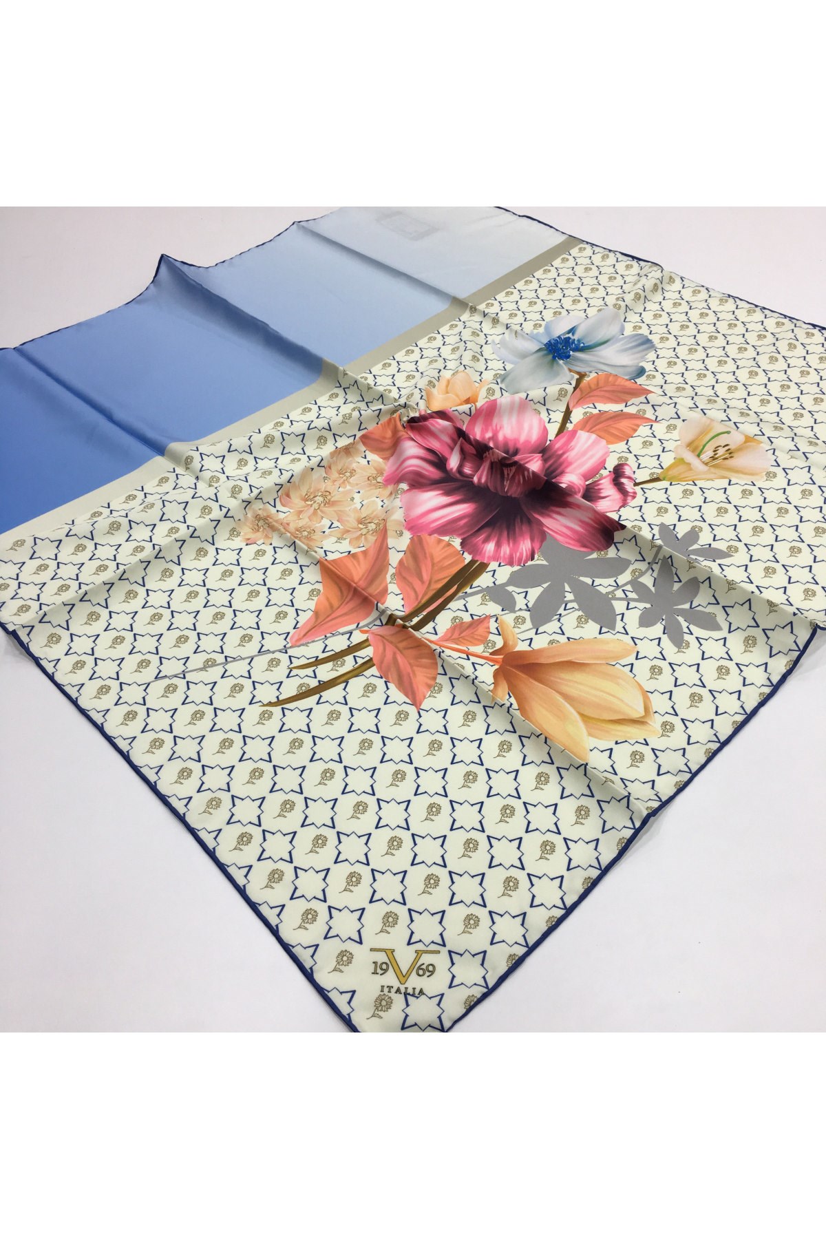 GOLD SERİ EŞARPÇiçekli Desen Gold Seri Twill Eşarp Askısı ile Birlikte 90x90 cm