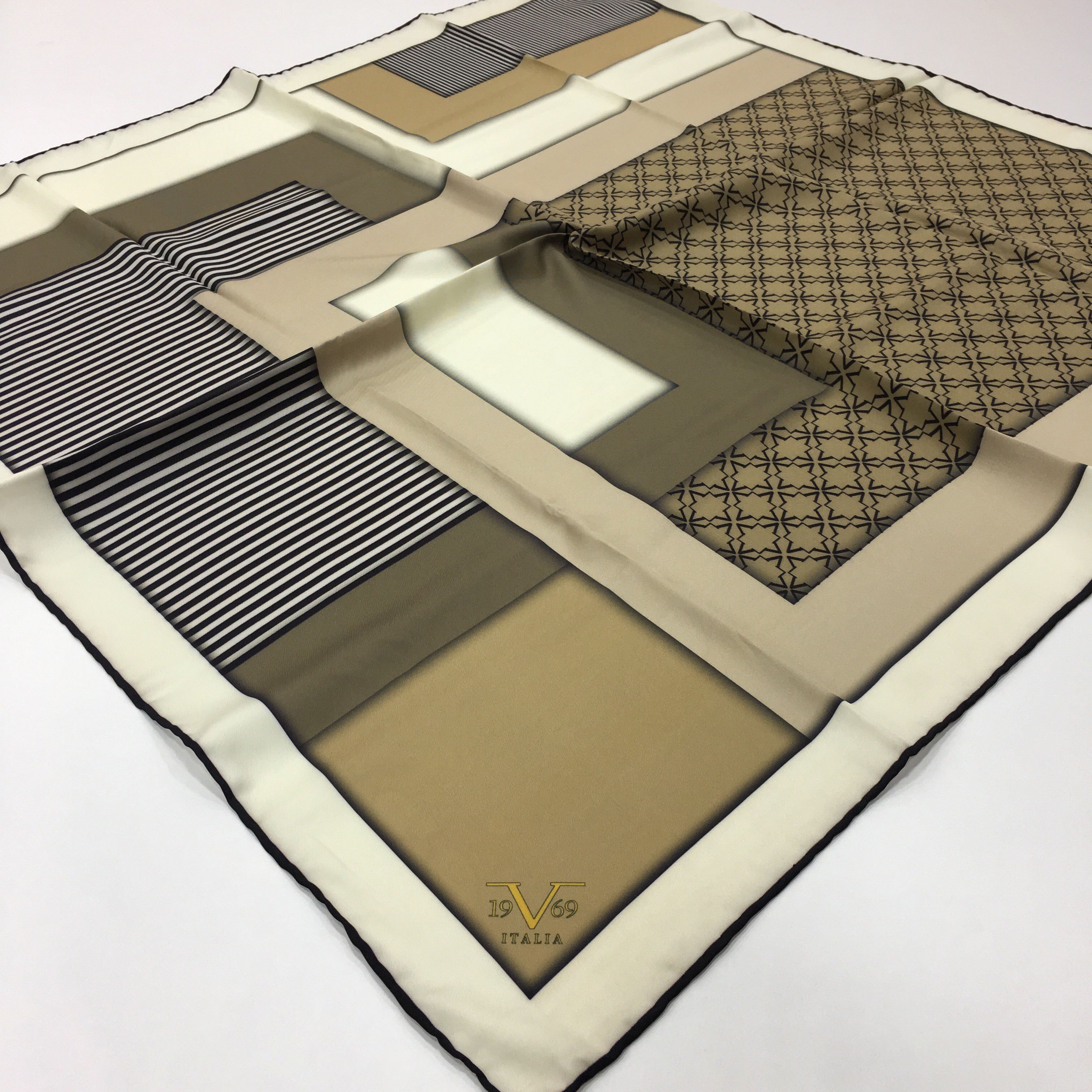 GOLD SERİ EŞARPGeometrik Desen Gold Seri Twill Eşarp Askısı ile Birlikte 90x90 cm