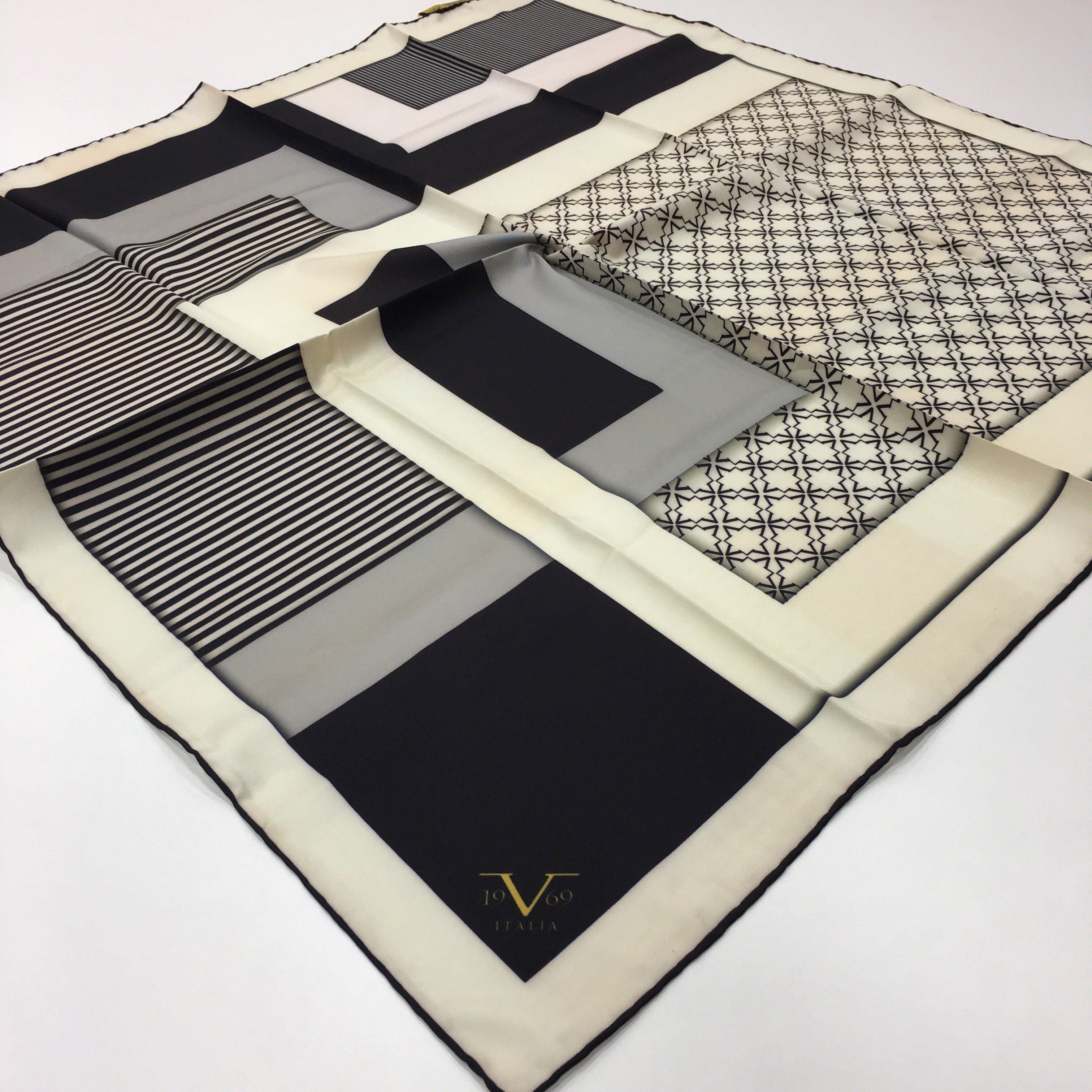GOLD SERİ EŞARPGeometrik Desen Gold Seri Twill Eşarp Askısı ile Birlikte 90x90 cm