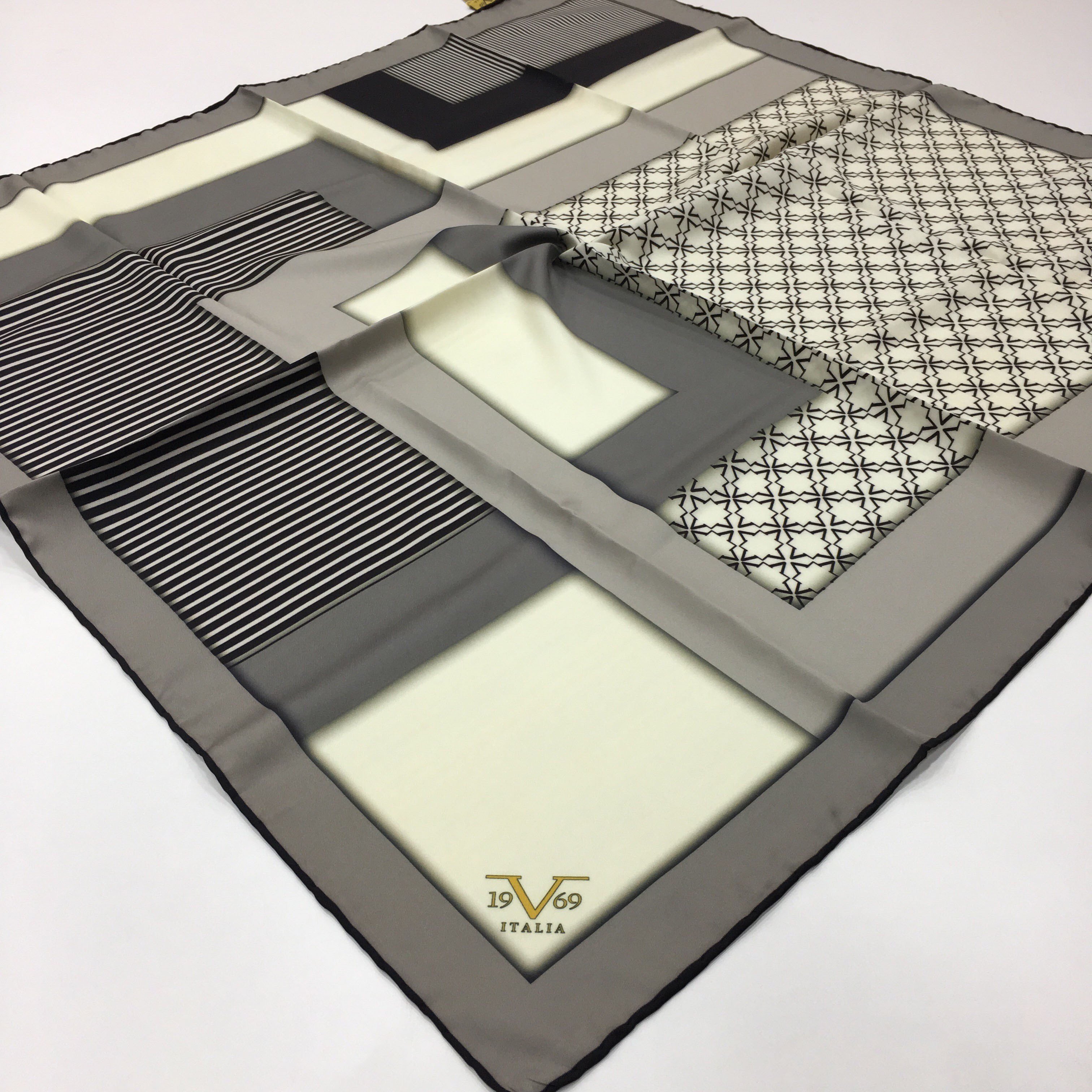 GOLD SERİ EŞARPGeometrik Desen Gold Seri Twill Eşarp Askısı ile Birlikte 90x90 cm