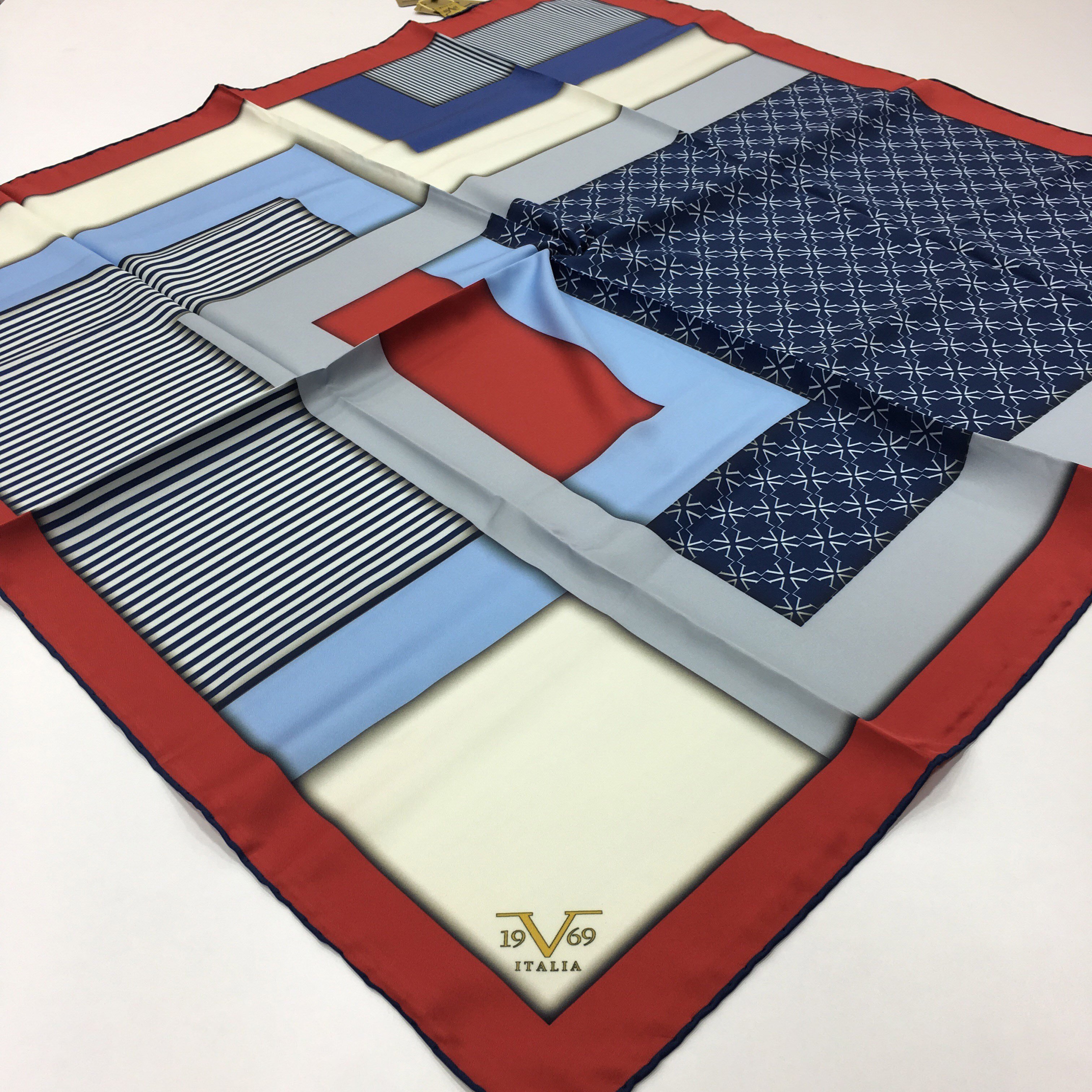 GOLD SERİ EŞARPGeometrik Desen Gold Seri Twill Eşarp Askısı ile Birlikte 90x90 cm