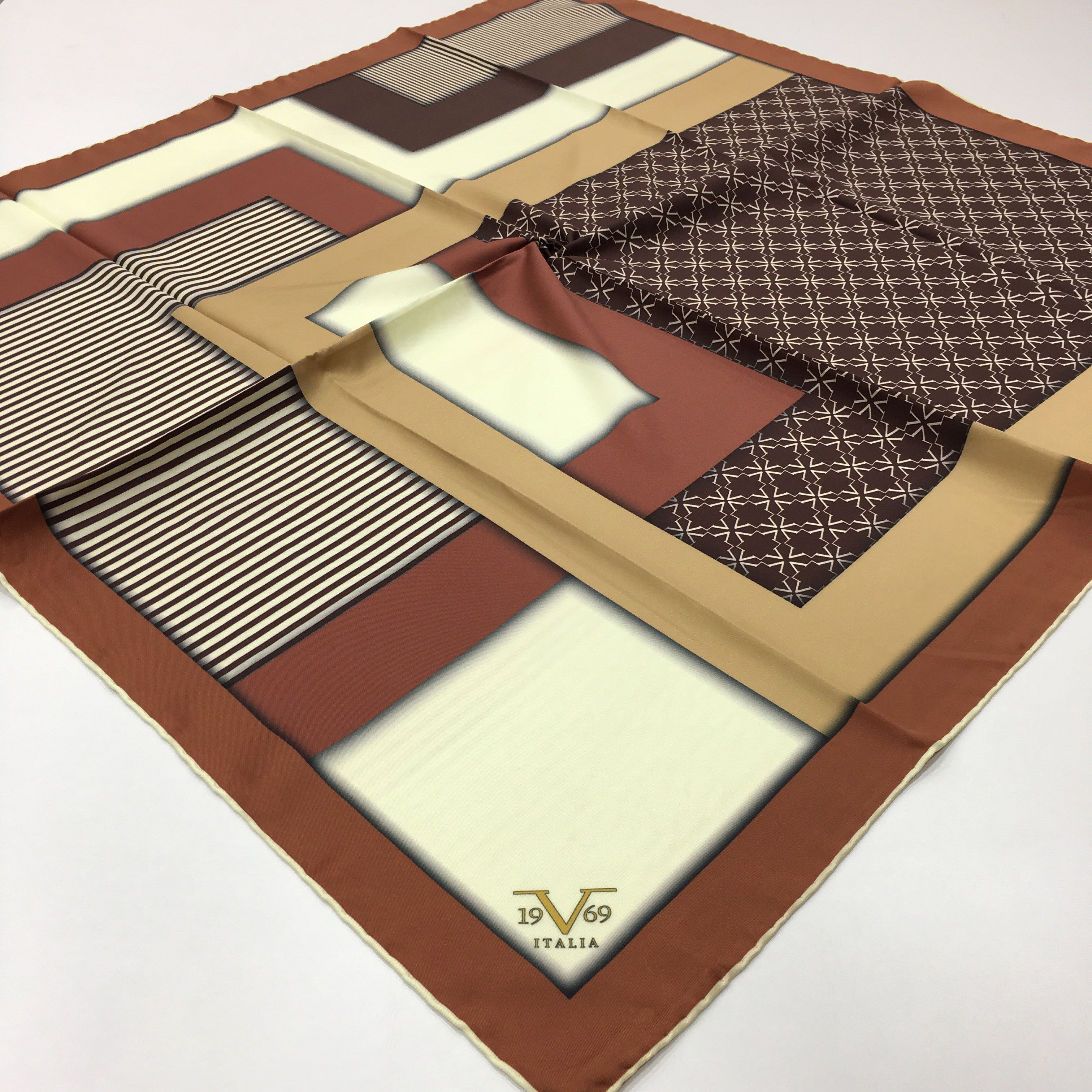 GOLD SERİ EŞARPGeometrik Desen Gold Seri Twill Eşarp Askısı ile Birlikte 90x90 cm