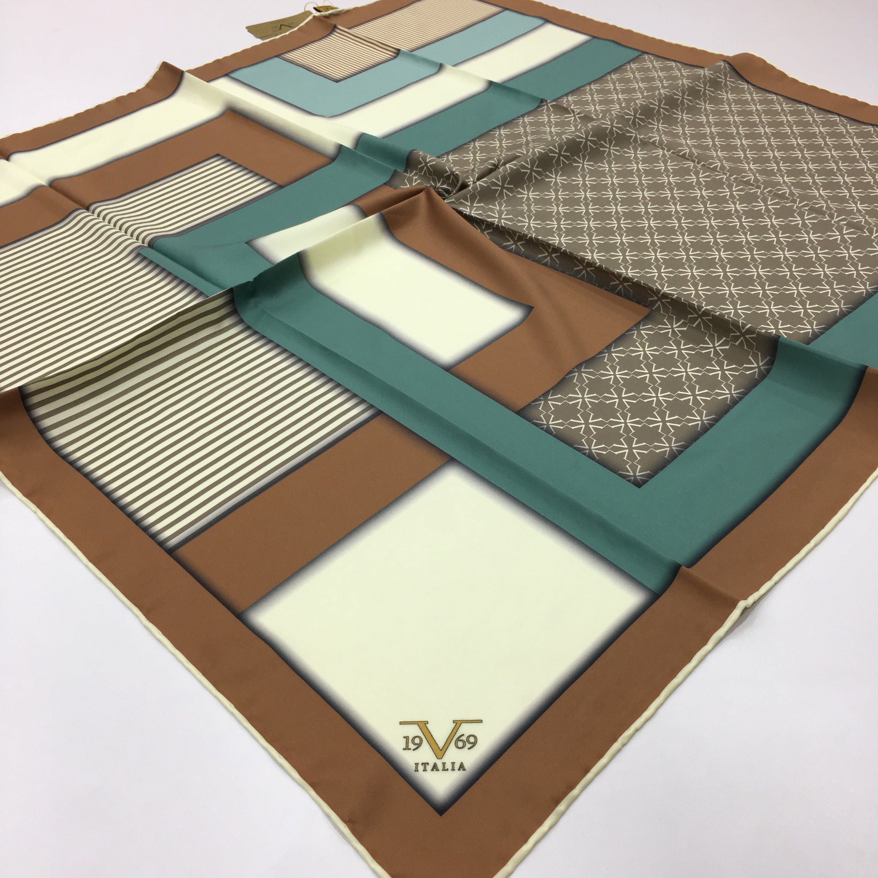 GOLD SERİ EŞARPGeometrik Desen Gold Seri Twill Eşarp Askısı ile Birlikte 90x90 cm