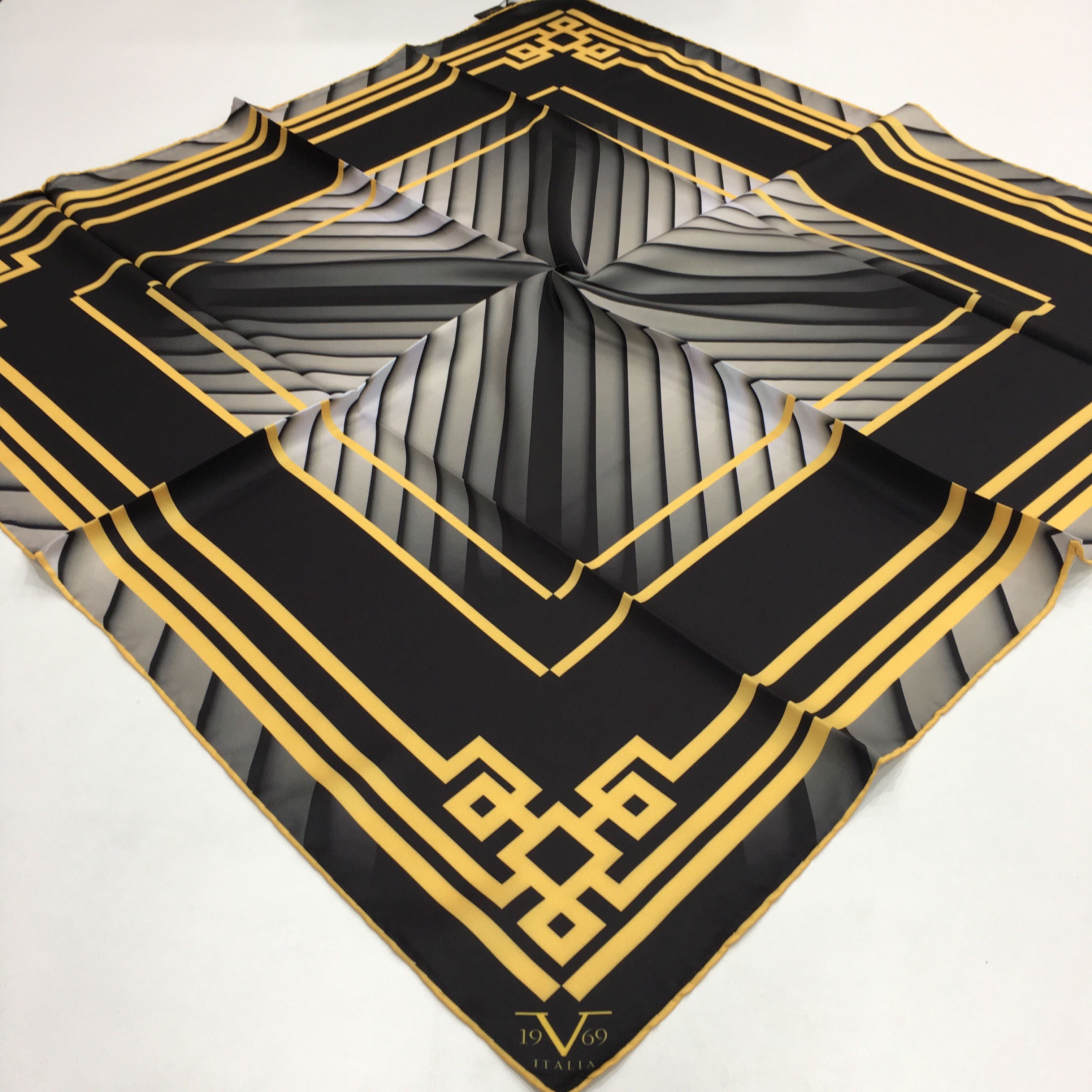 BLACK SERİ EŞARPGeometrik Desen Black Seri Twill Eşarp Askısı ile Birlikte 90x90 cm