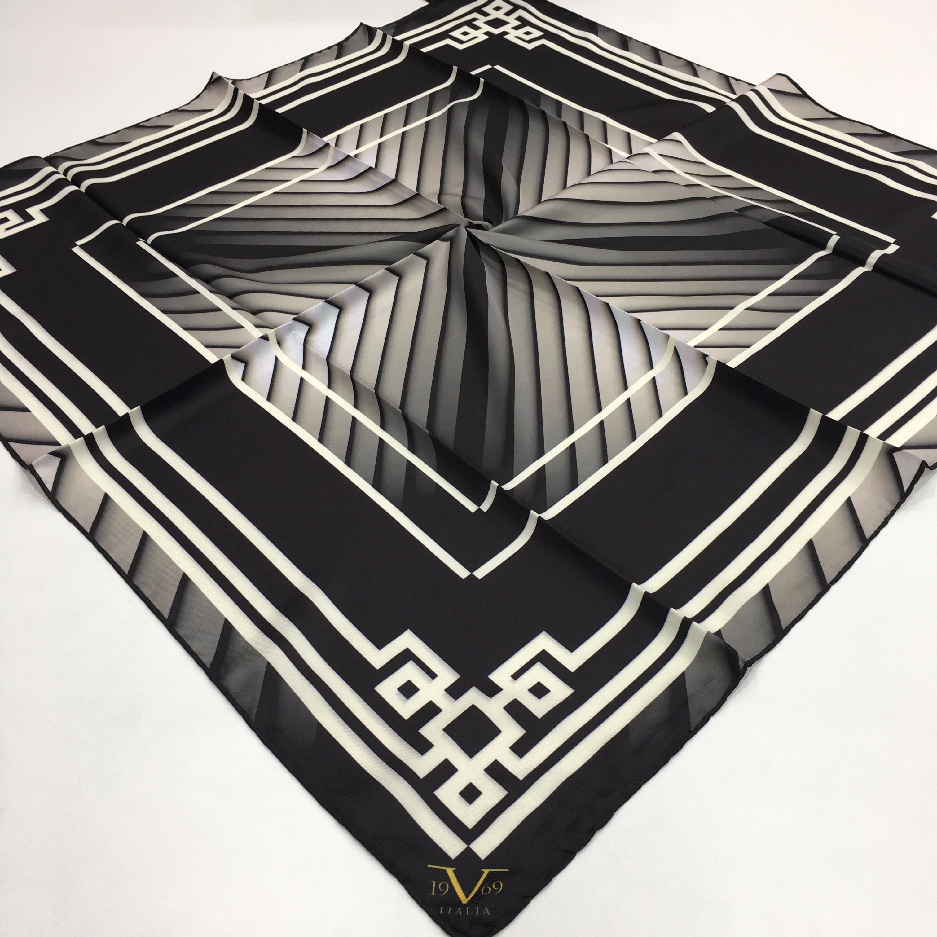 BLACK SERİ EŞARPGeometrik Desen Black Seri Twill Eşarp Askısı ile Birlikte 90x90 cm