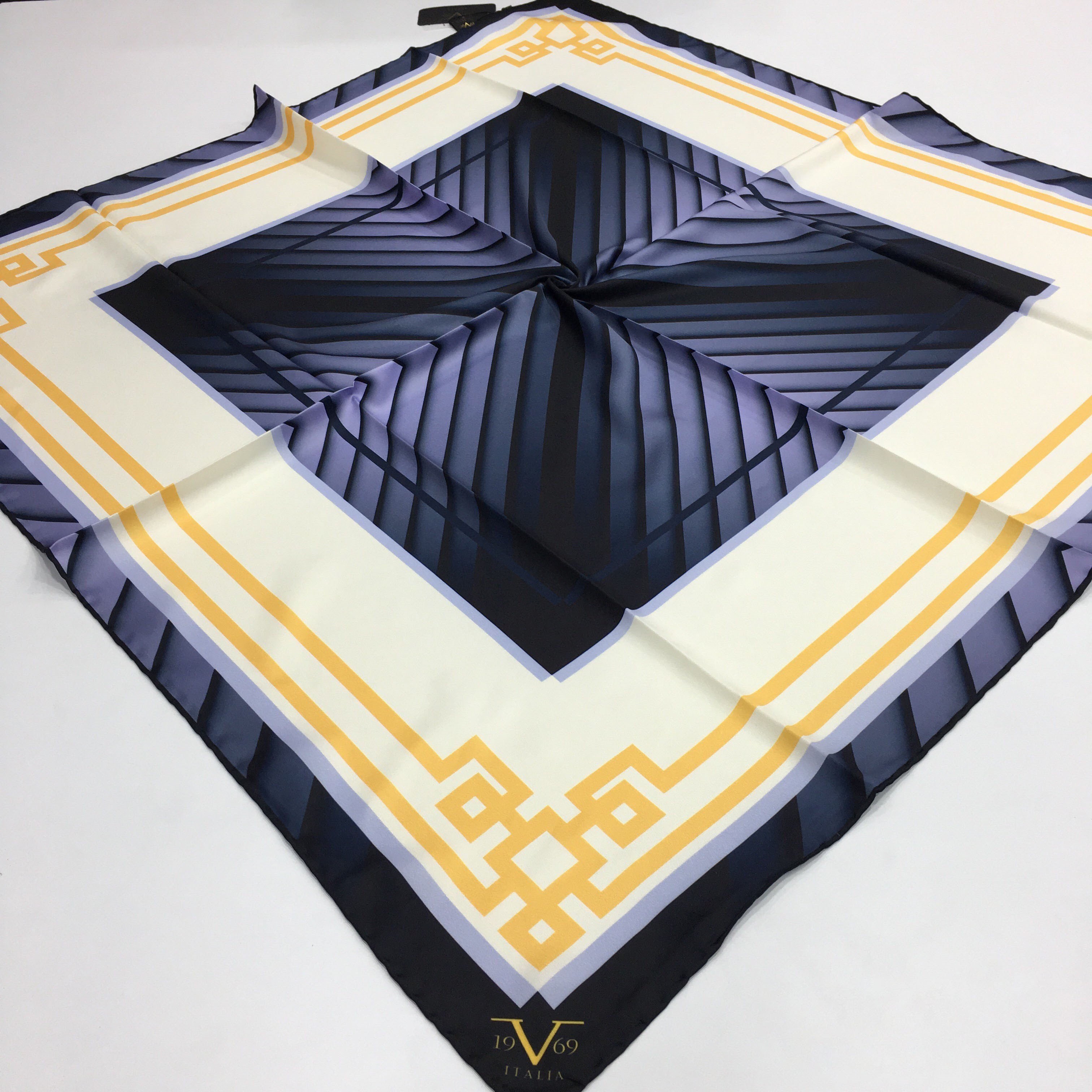 BLACK SERİ EŞARPGeometrik Desen Black Seri Twill Eşarp Askısı ile Birlikte 90x90 cm