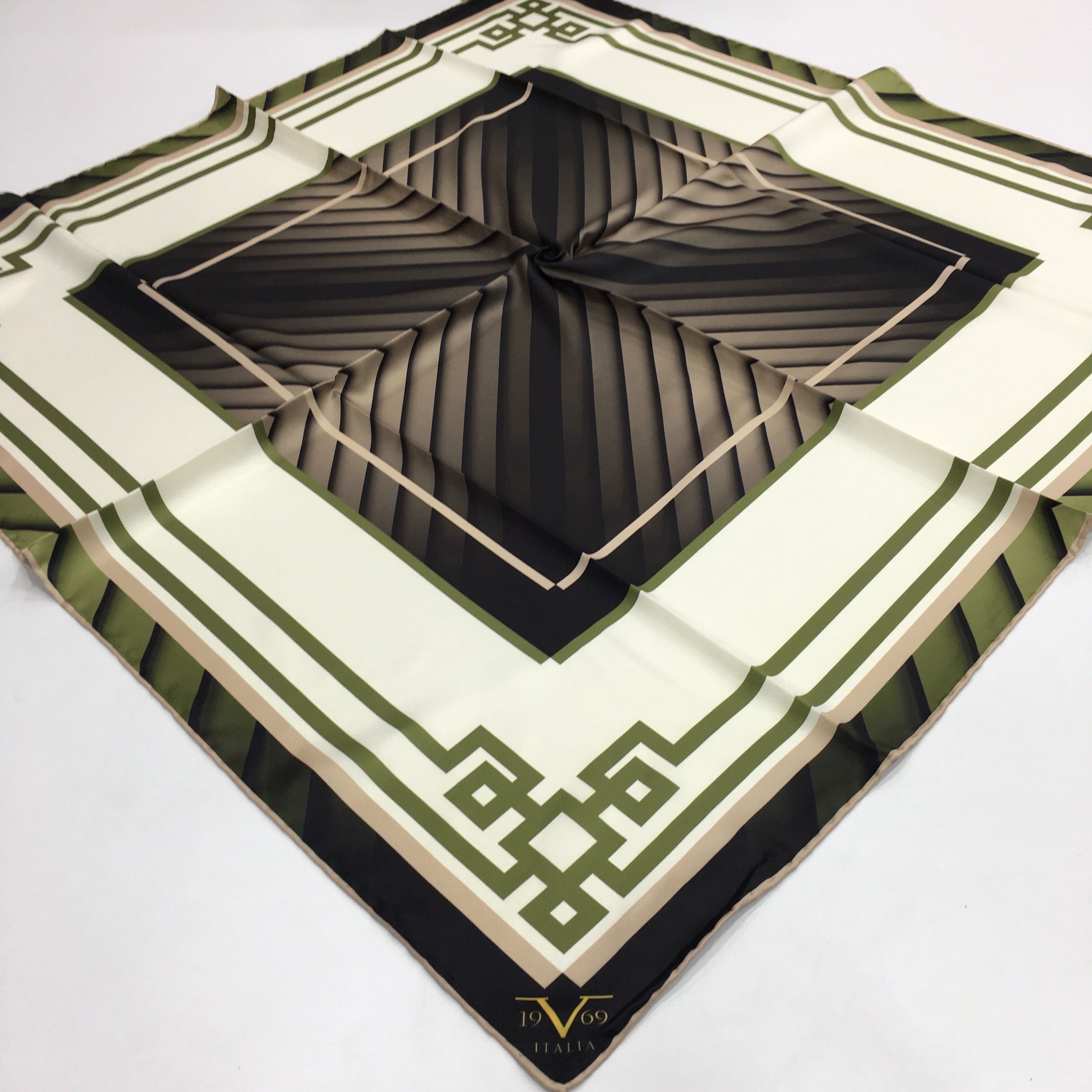 BLACK SERİ EŞARPGeometrik Desen Black Seri Twill Eşarp Askısı ile Birlikte 90x90 cm