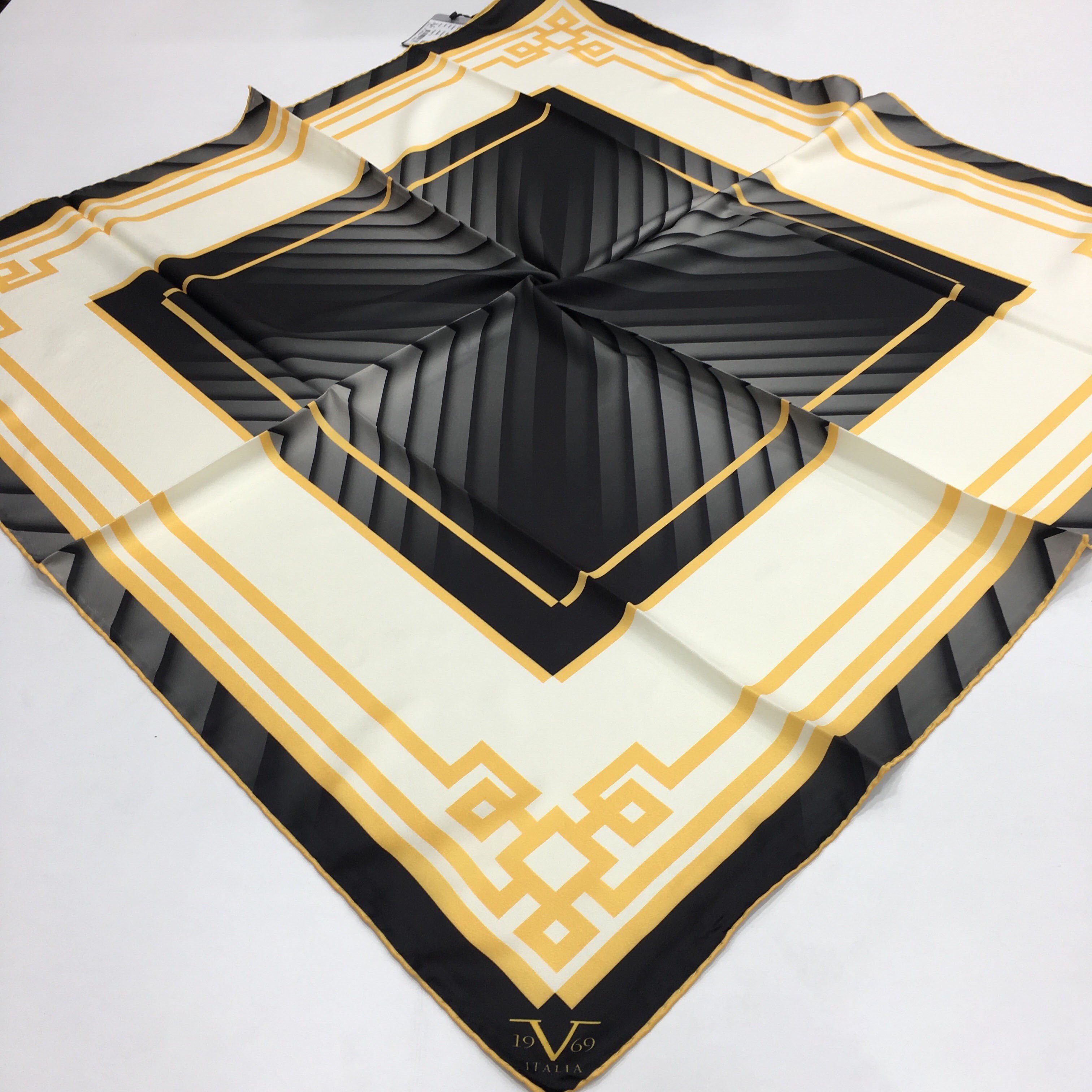 BLACK SERİ EŞARPGeometrik Desen Black Seri Twill Eşarp Askısı ile Birlikte 90x90 cm