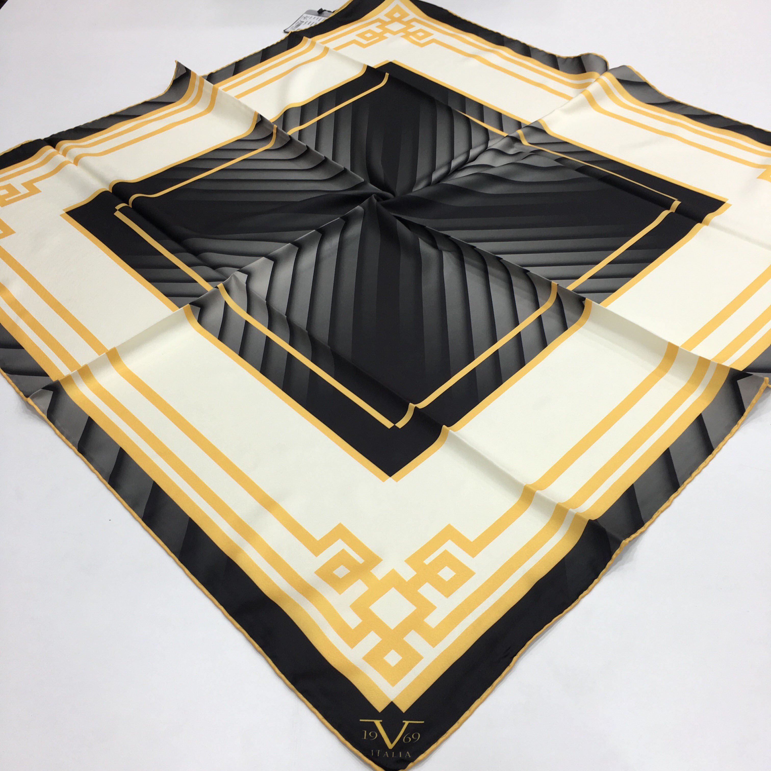 BLACK SERİ EŞARPGeometrik Desen Black Seri Twill Eşarp Askısı ile Birlikte 90x90 cm