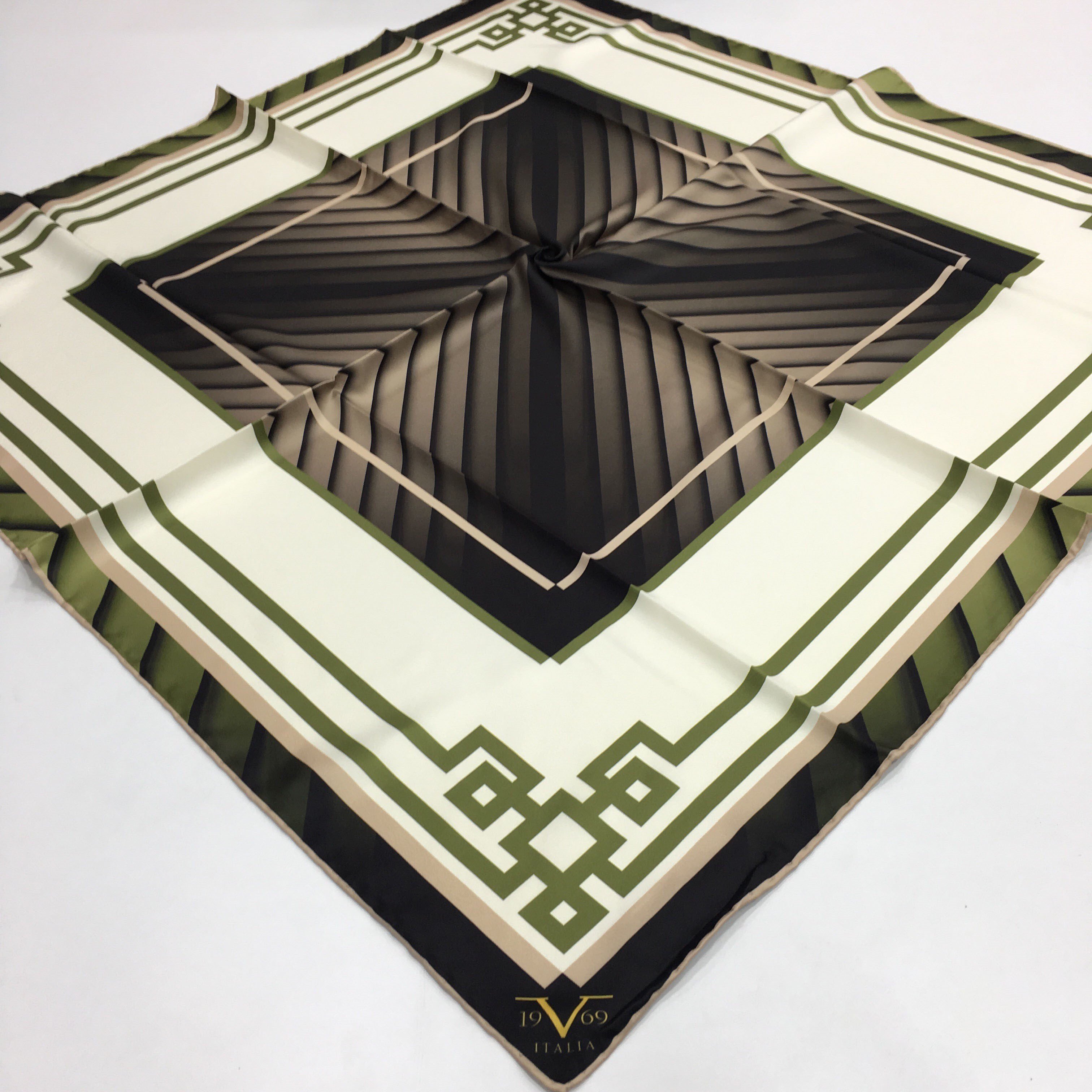 BLACK SERİ EŞARPGeometrik Desen Black Seri Twill Eşarp Askısı ile Birlikte 90x90 cm