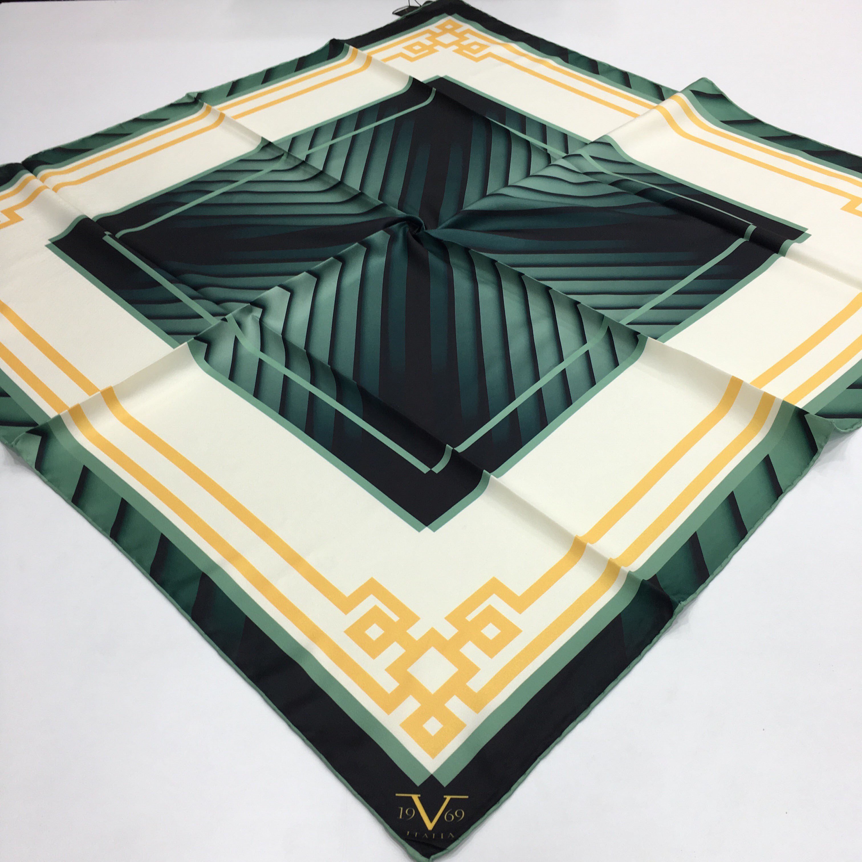 BLACK SERİ EŞARPGeometrik Desen Black Seri Twill Eşarp Askısı ile Birlikte 90x90 cm