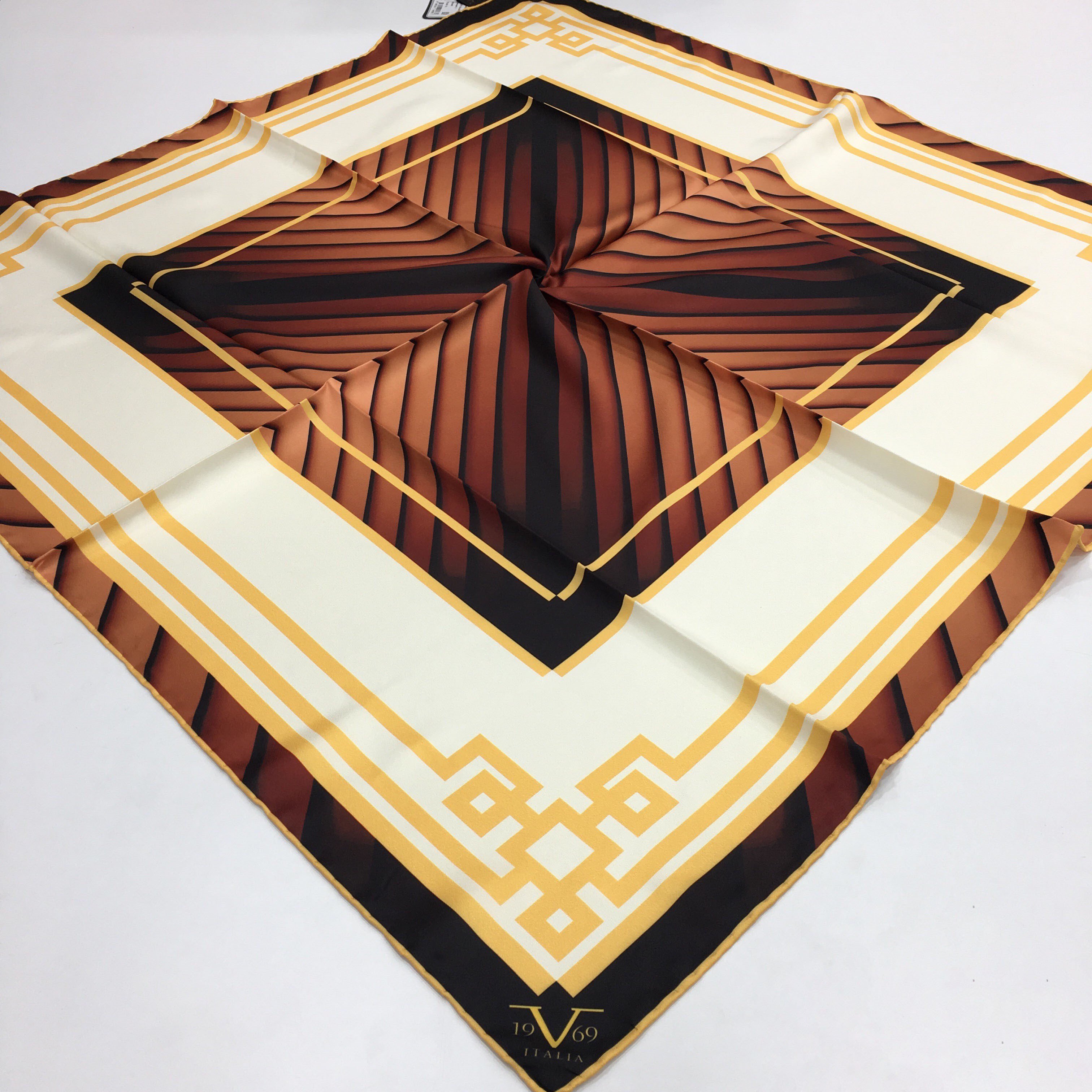 BLACK SERİ EŞARPGeometrik Desen Black Seri Twill Eşarp Askısı ile Birlikte 90x90 cm