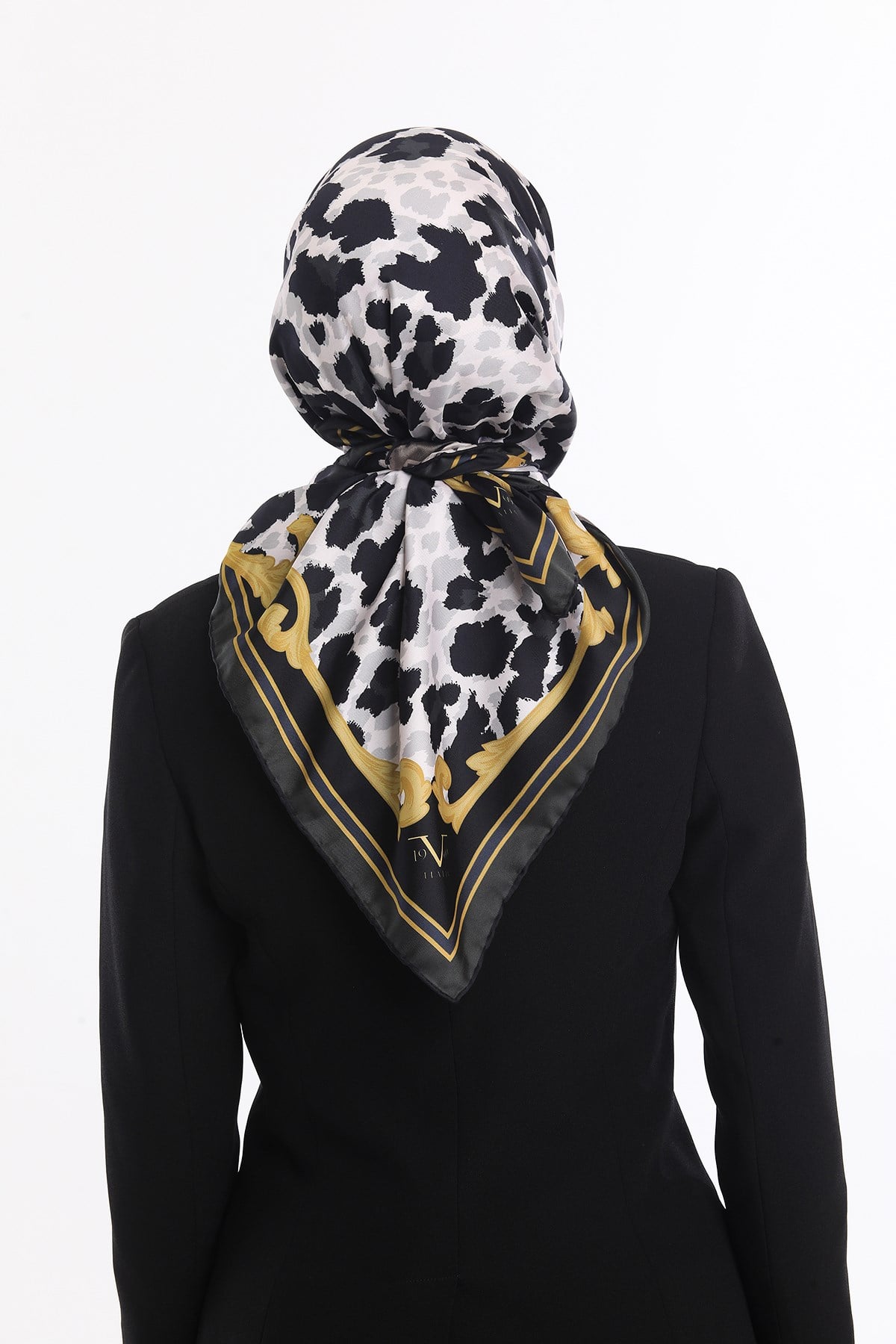 GOLD SERİ EŞARPLeopar Desen Gold Seri Twill Eşarp Eşarp Askısı ile Birlikte 90x90 cm