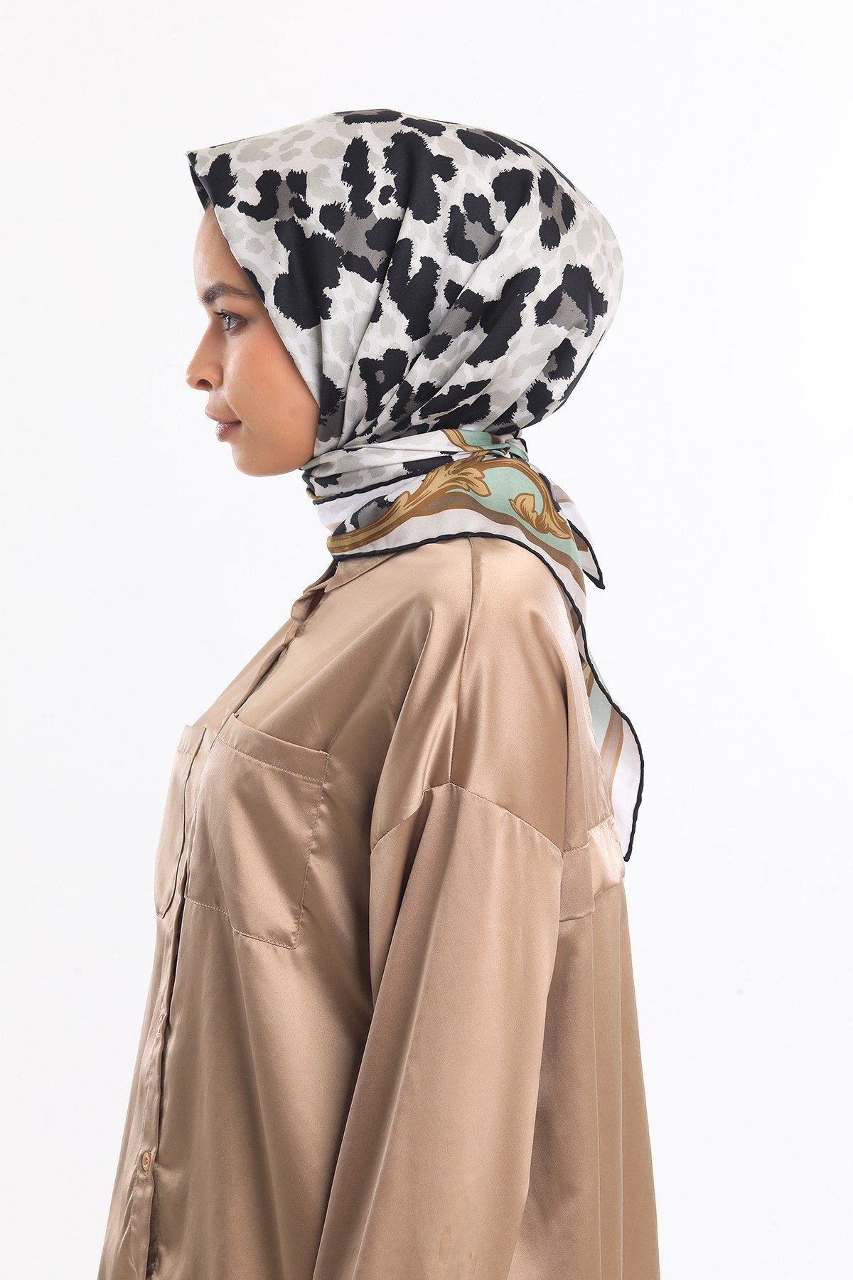 GOLD SERİ EŞARPLeopar Desen Gold Seri Twill Eşarp Eşarp Askısı ile Birlikte 90x90 cm
