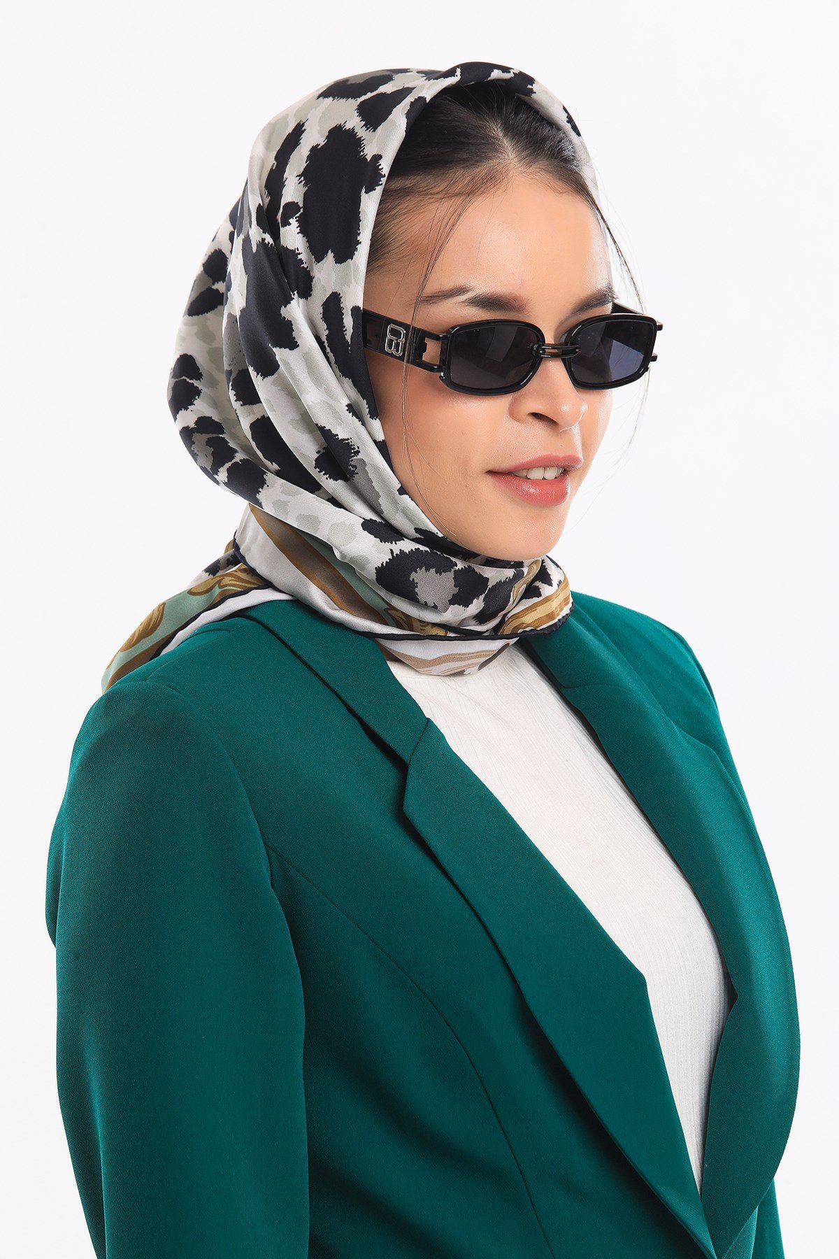 GOLD SERİ EŞARPLeopar Desen Gold Seri Twill Eşarp Eşarp Askısı ile Birlikte 90x90 cm