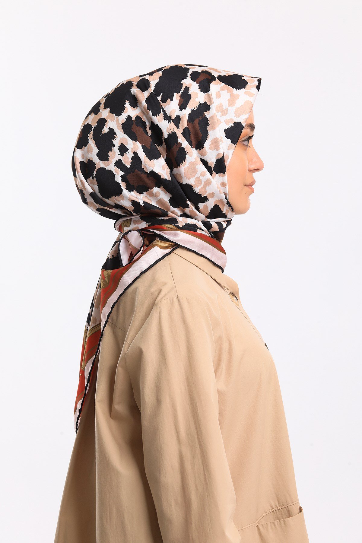 GOLD SERİ EŞARPLeopar Desen Gold Seri Twill Eşarp Eşarp Askısı ile Birlikte 90x90 cm