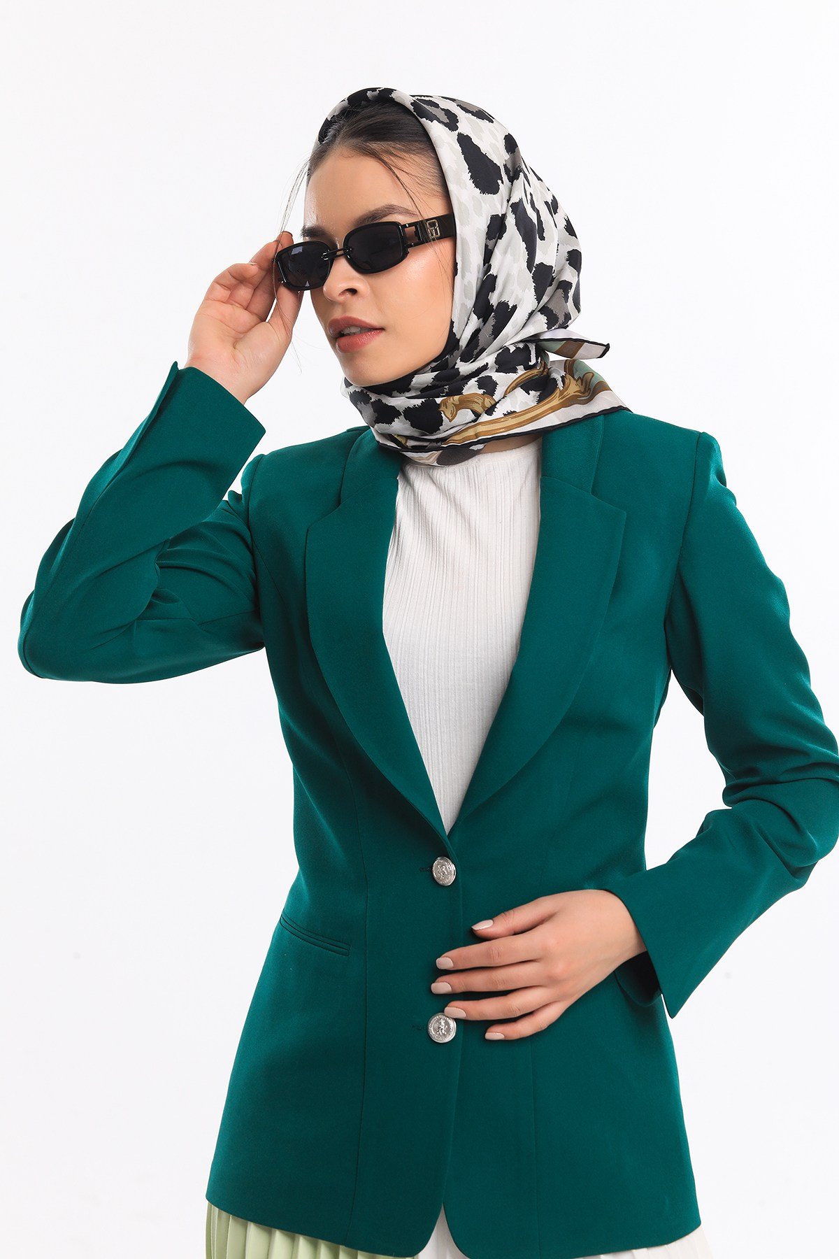 GOLD SERİ EŞARPLeopar Desen Gold Seri Twill Eşarp Eşarp Askısı ile Birlikte 90x90 cm