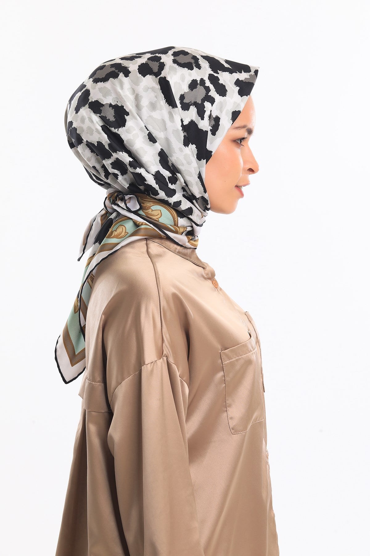 GOLD SERİ EŞARPLeopar Desen Gold Seri Twill Eşarp Eşarp Askısı ile Birlikte 90x90 cm