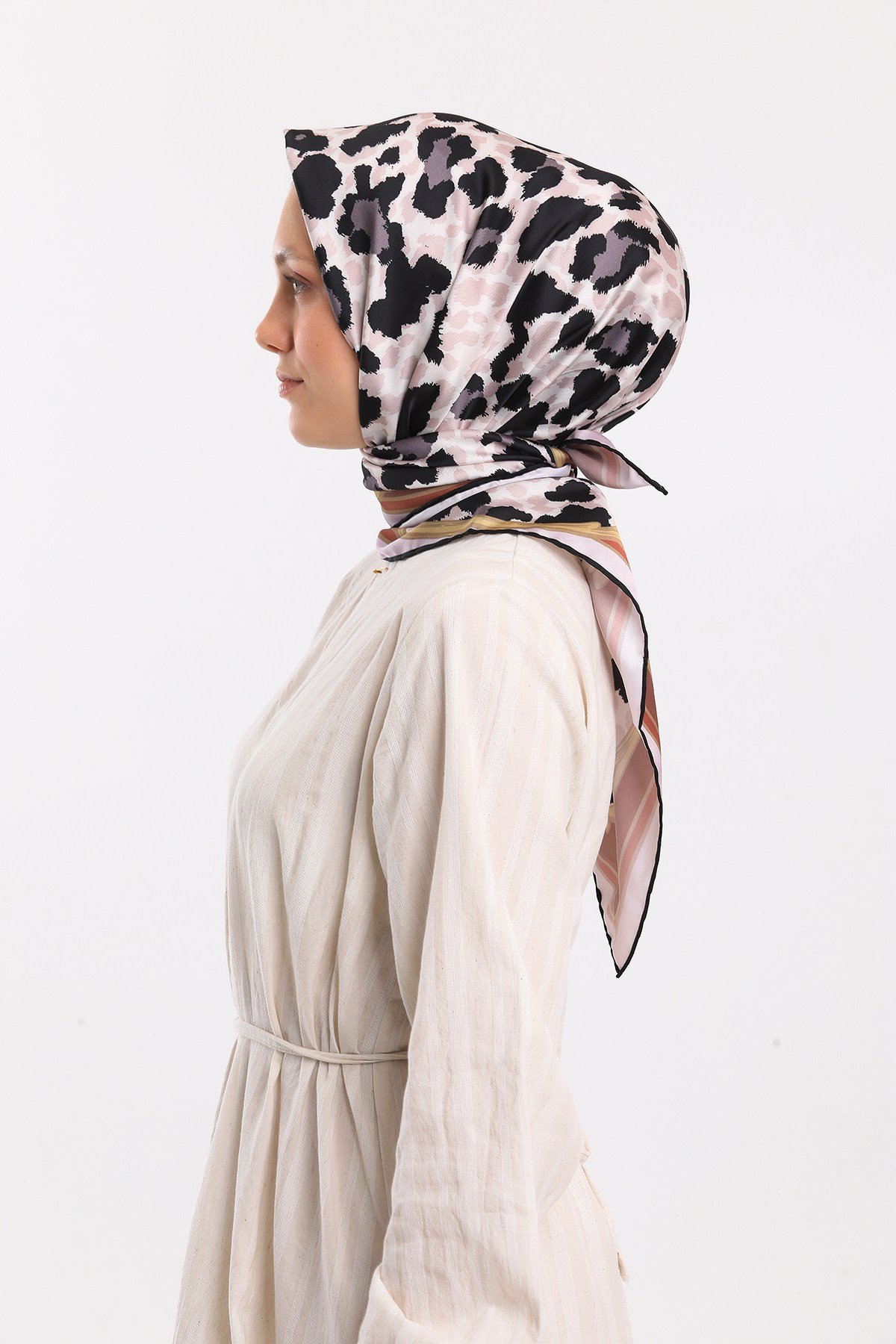 GOLD SERİ EŞARPLeopar Desen Gold Seri Twill Eşarp Eşarp Askısı ile Birlikte 90x90 cm