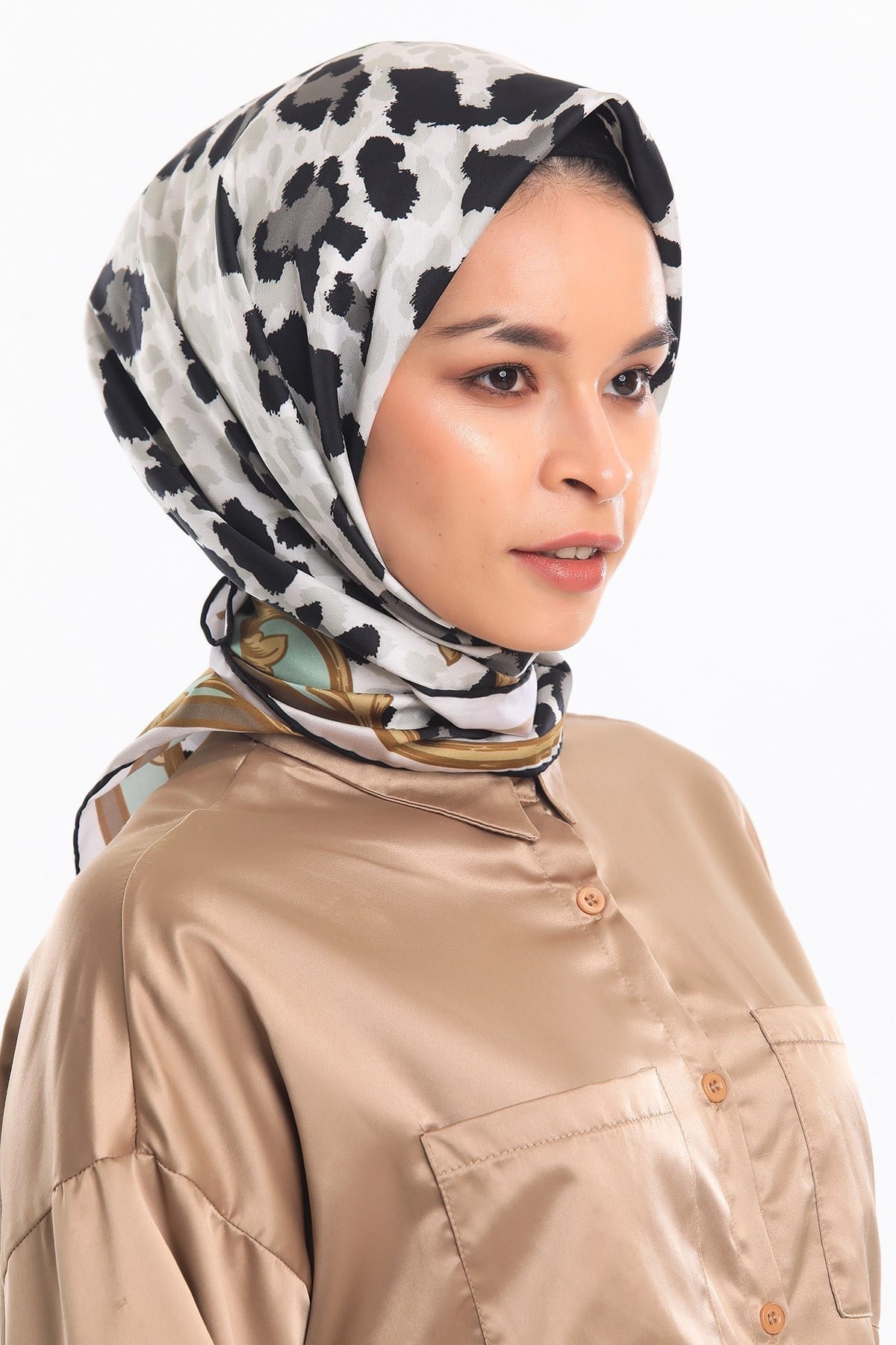 GOLD SERİ EŞARPLeopar Desen Gold Seri Twill Eşarp Eşarp Askısı ile Birlikte 90x90 cm