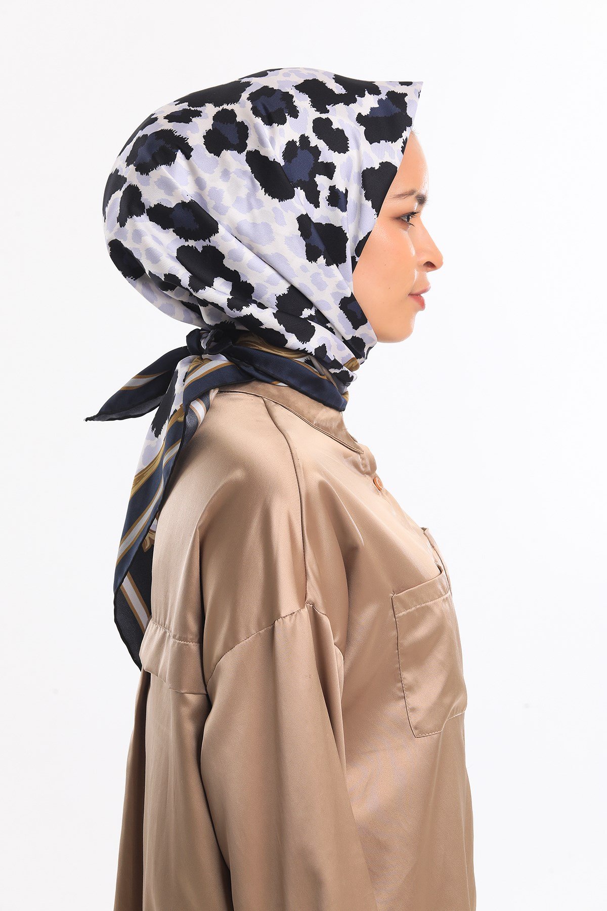 GOLD SERİ EŞARPLeopar Desen Gold Seri Twill Eşarp Eşarp Askısı ile Birlikte 90x90 cm