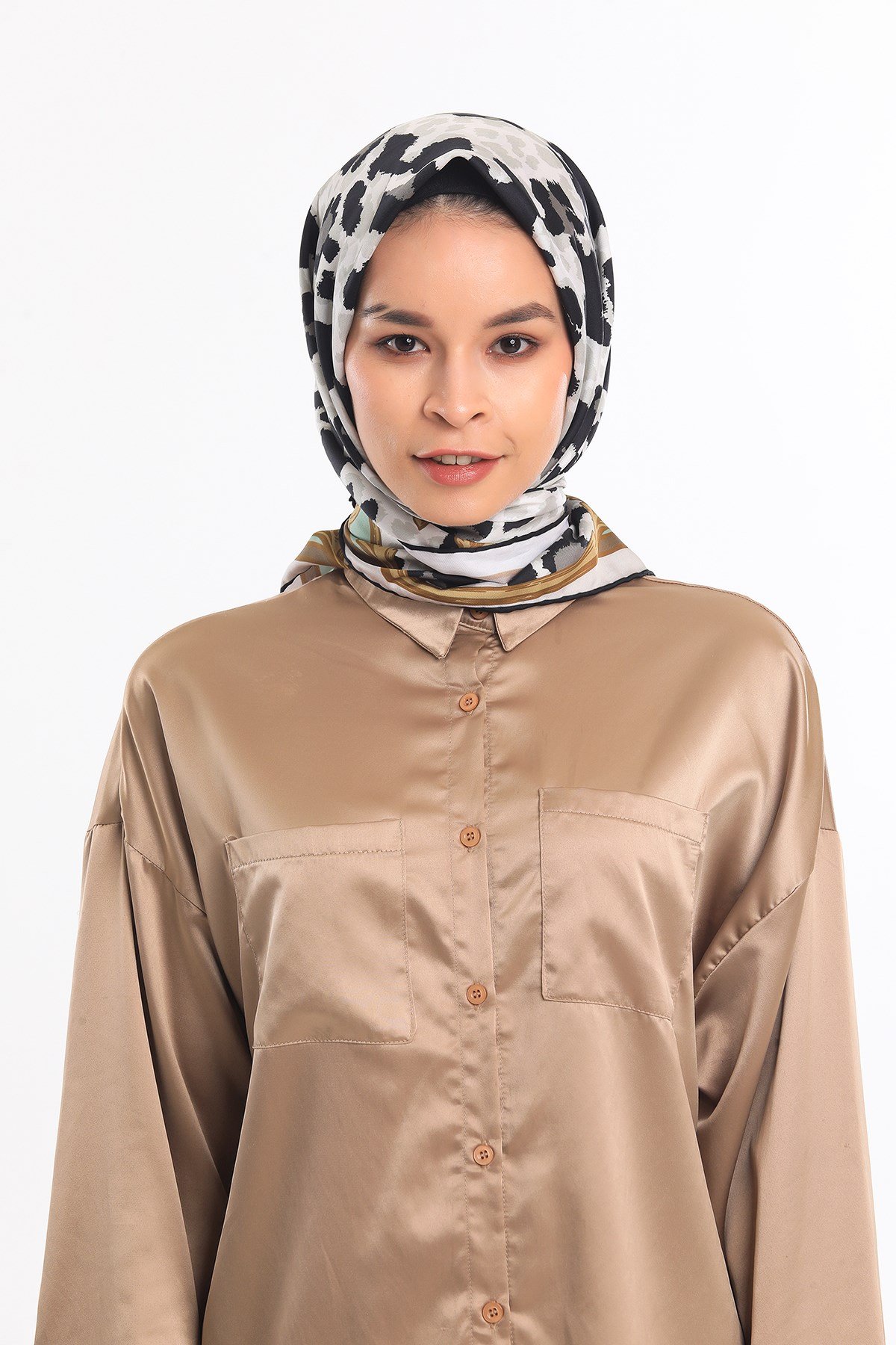 GOLD SERİ EŞARPLeopar Desen Gold Seri Twill Eşarp Eşarp Askısı ile Birlikte 90x90 cm