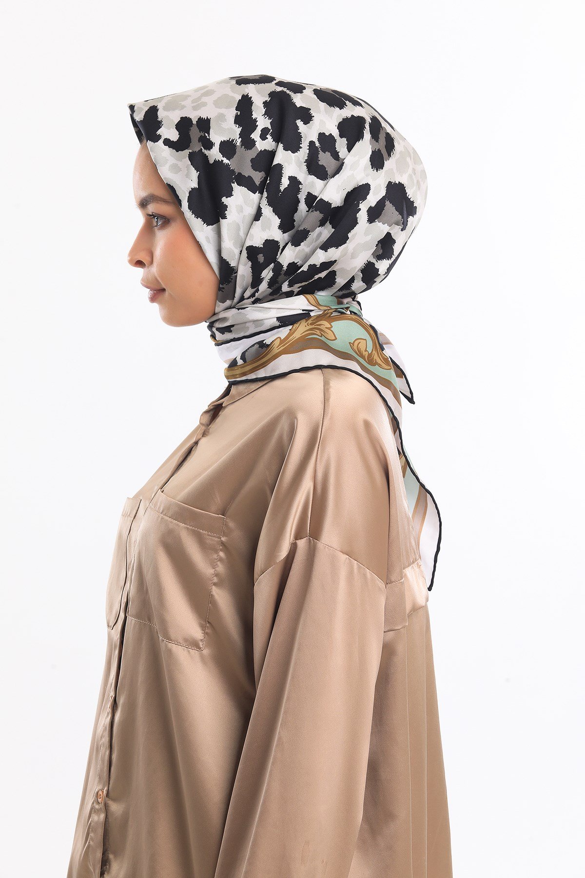 GOLD SERİ EŞARPLeopar Desen Gold Seri Twill Eşarp Eşarp Askısı ile Birlikte 90x90 cm