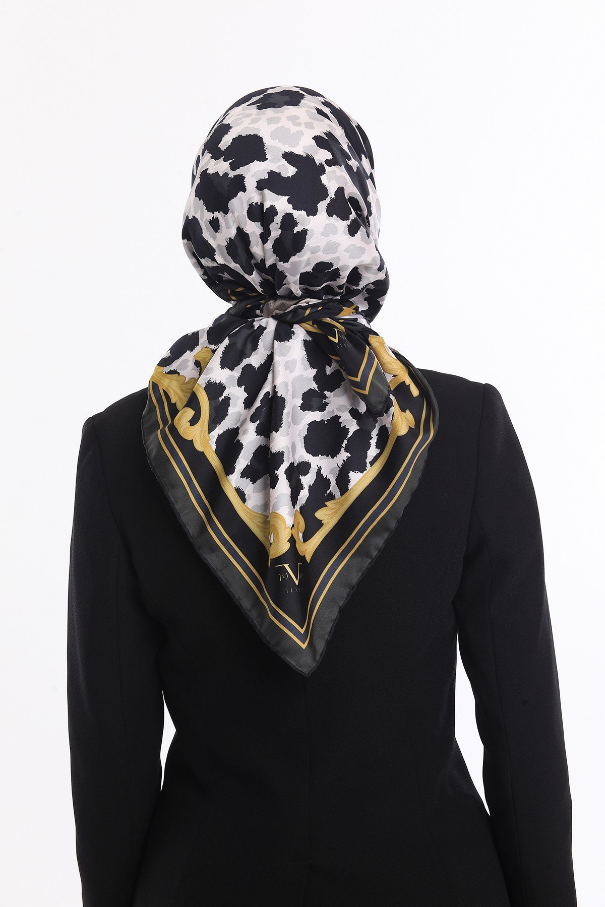 GOLD SERİ EŞARPLeopar Desen Gold Seri Twill Eşarp Eşarp Askısı ile Birlikte 90x90 cm