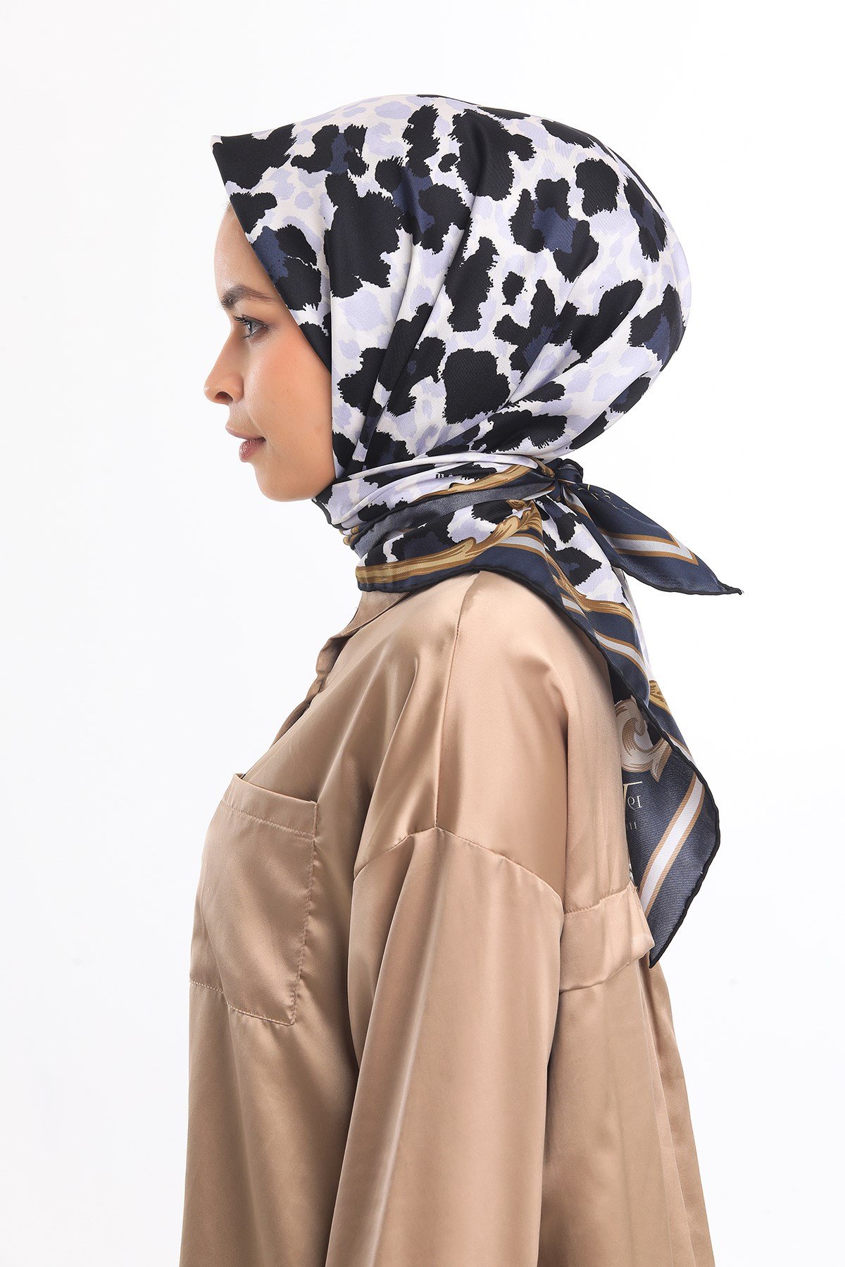 GOLD SERİ EŞARPLeopar Desen Gold Seri Twill Eşarp Eşarp Askısı ile Birlikte 90x90 cm