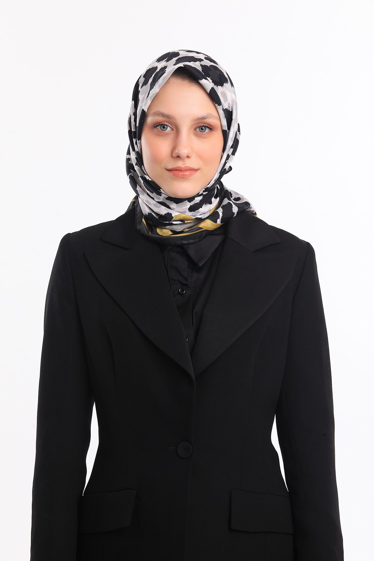 GOLD SERİ EŞARPLeopar Desen Gold Seri Twill Eşarp Eşarp Askısı ile Birlikte 90x90 cm