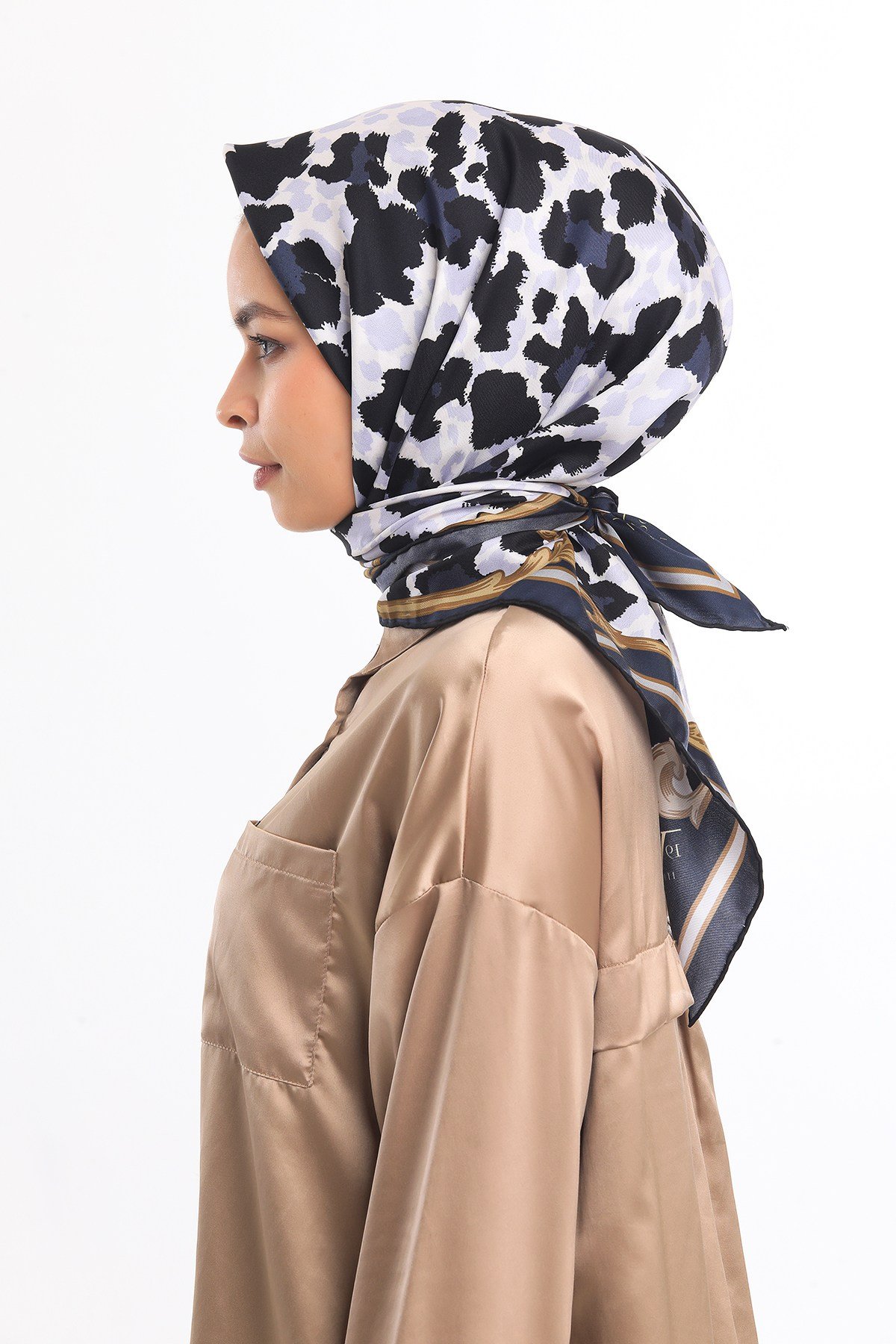 GOLD SERİ EŞARPLeopar Desen Gold Seri Twill Eşarp Eşarp Askısı ile Birlikte 90x90 cm