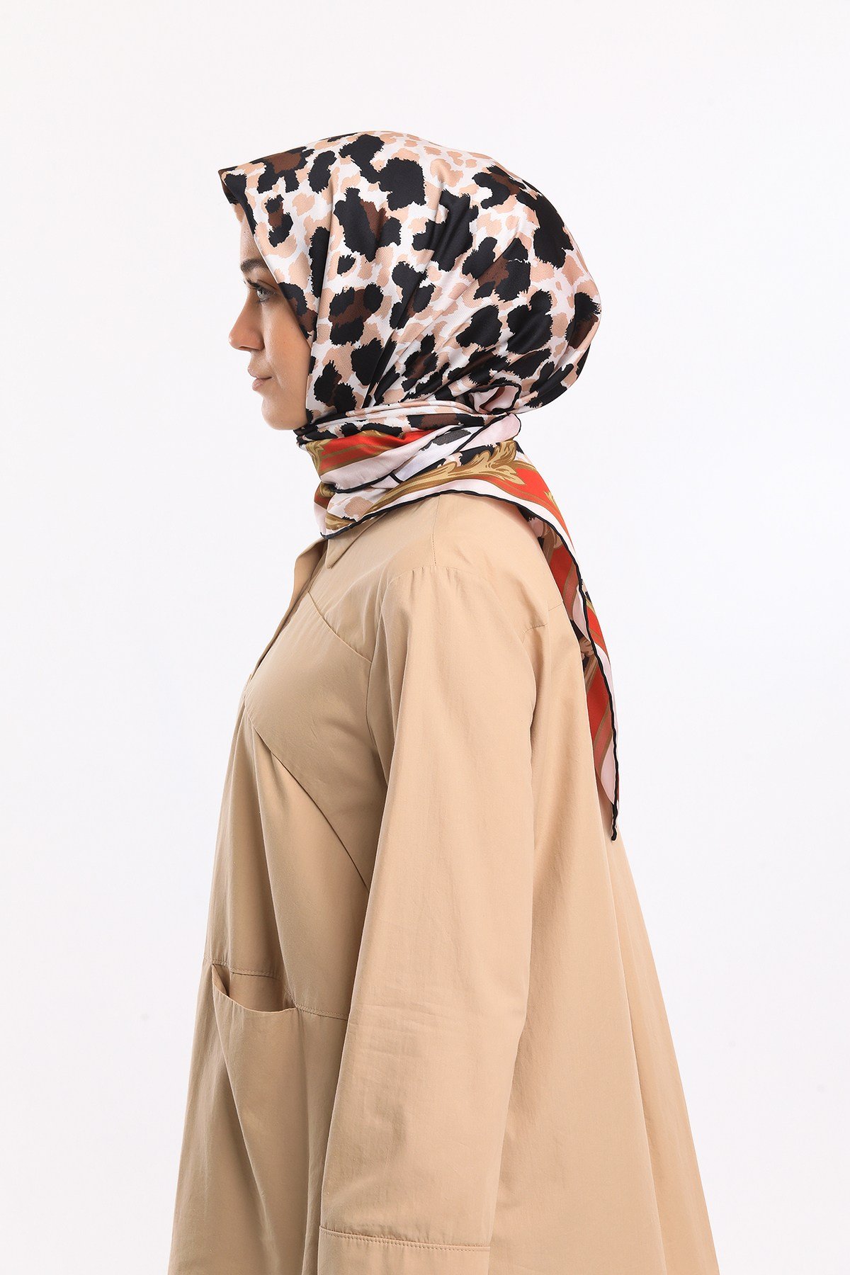 GOLD SERİ EŞARPLeopar Desen Gold Seri Twill Eşarp Eşarp Askısı ile Birlikte 90x90 cm