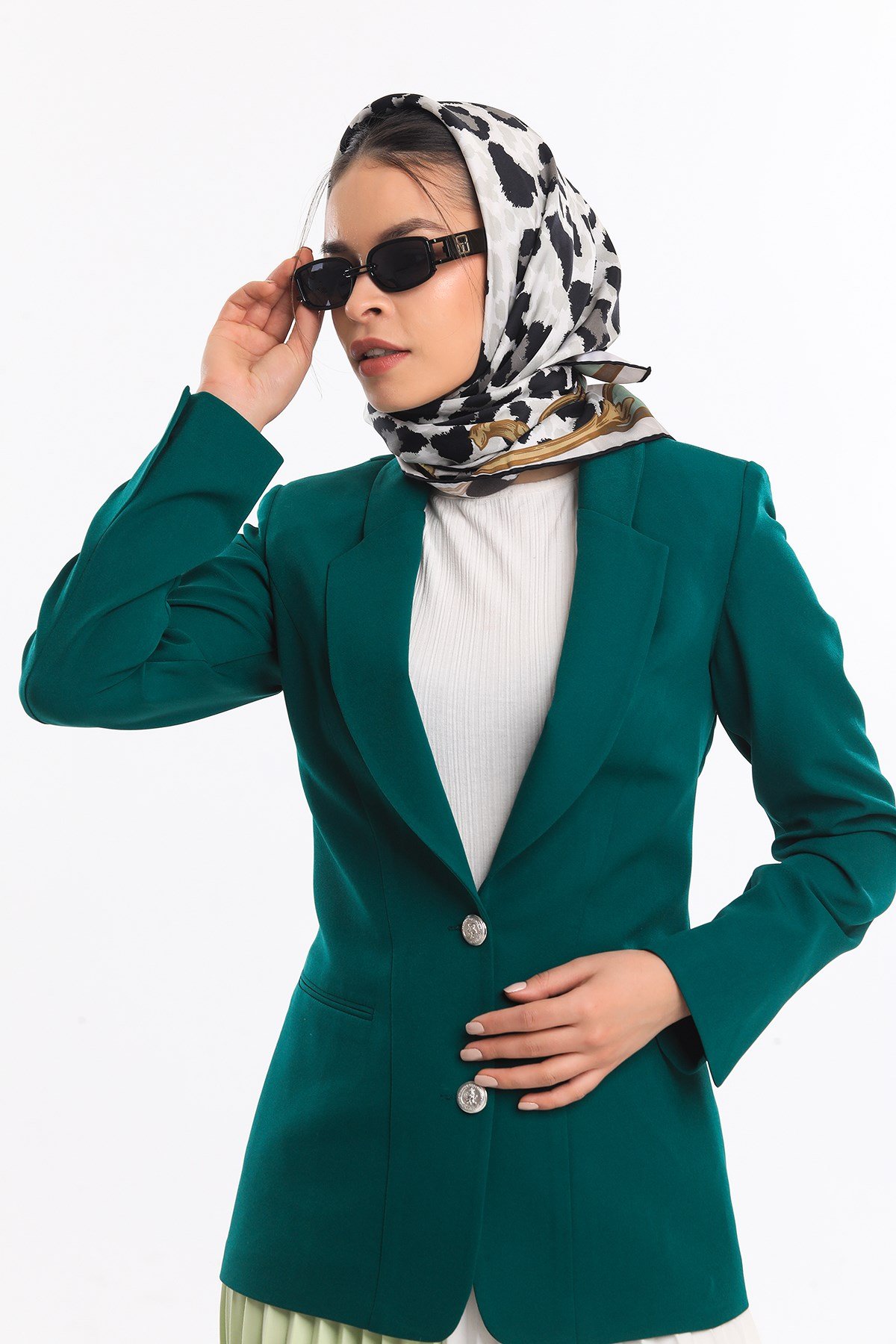 GOLD SERİ EŞARPLeopar Desen Gold Seri Twill Eşarp Eşarp Askısı ile Birlikte 90x90 cm