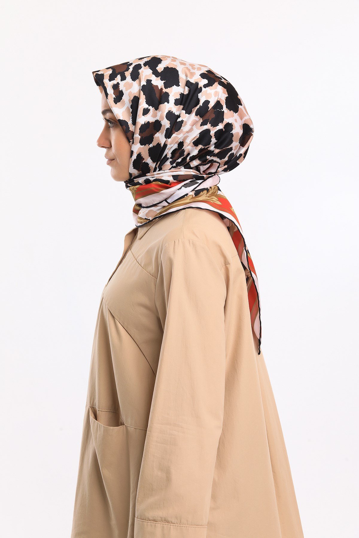 GOLD SERİ EŞARPLeopar Desen Gold Seri Twill Eşarp Eşarp Askısı ile Birlikte 90x90 cm